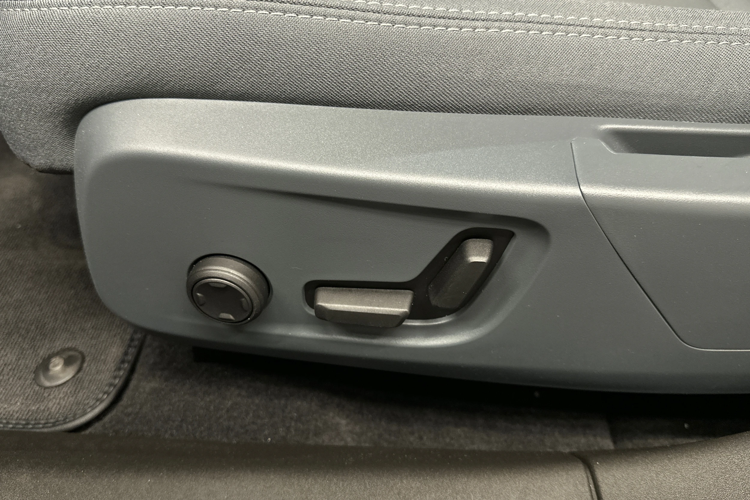 sininen Polestar 2 2023 kuva 39.