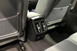 sininen Polestar 2 2023 kuva 40.