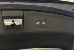 sininen Polestar 2 2023 kuva 45.