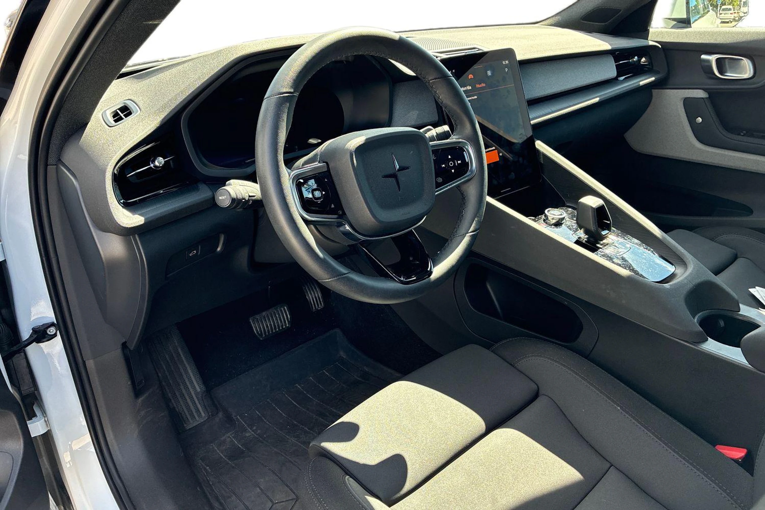 valkoinen Polestar 2 2023 kuva 3.