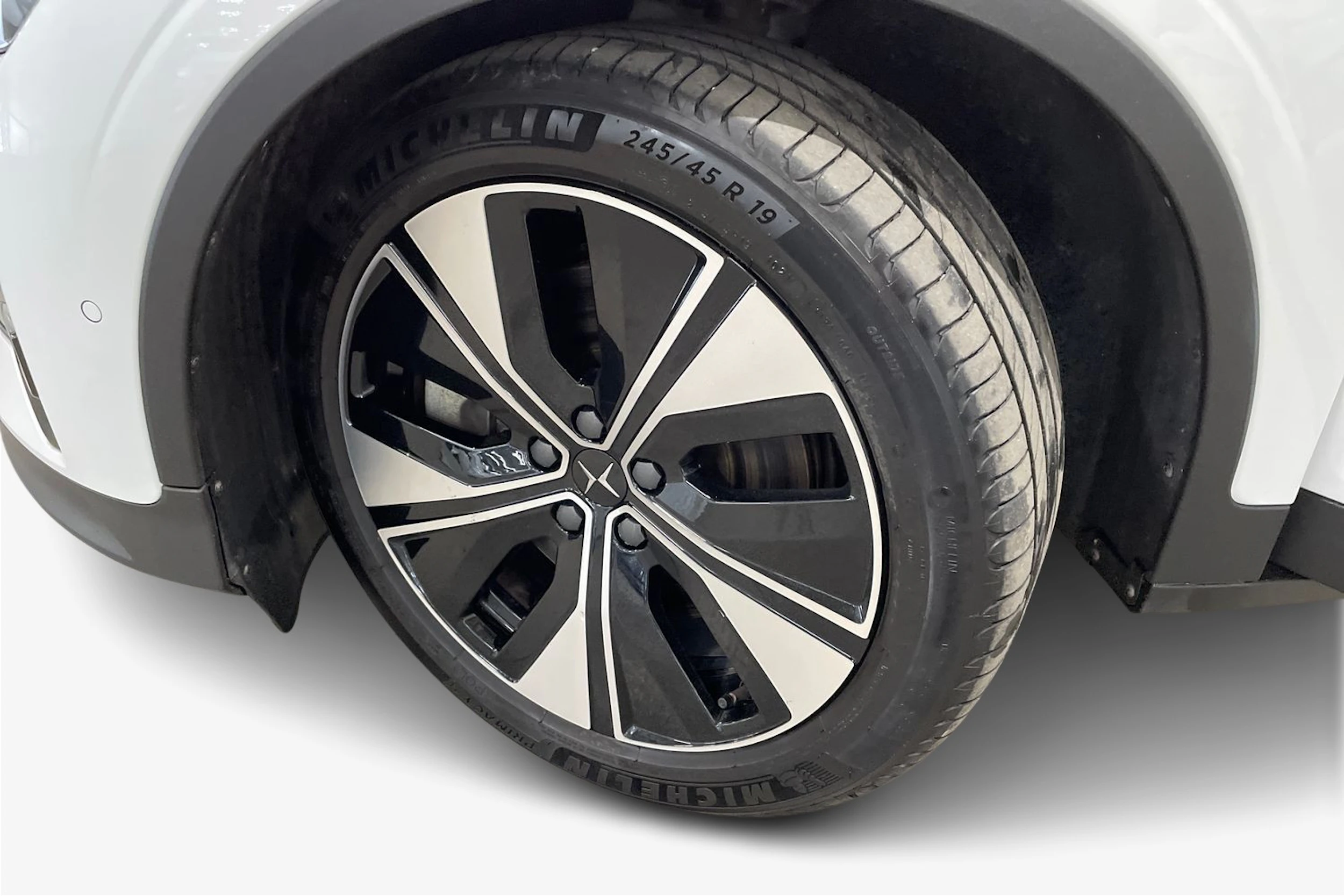 valkoinen Polestar 2 2023 kuva 9.