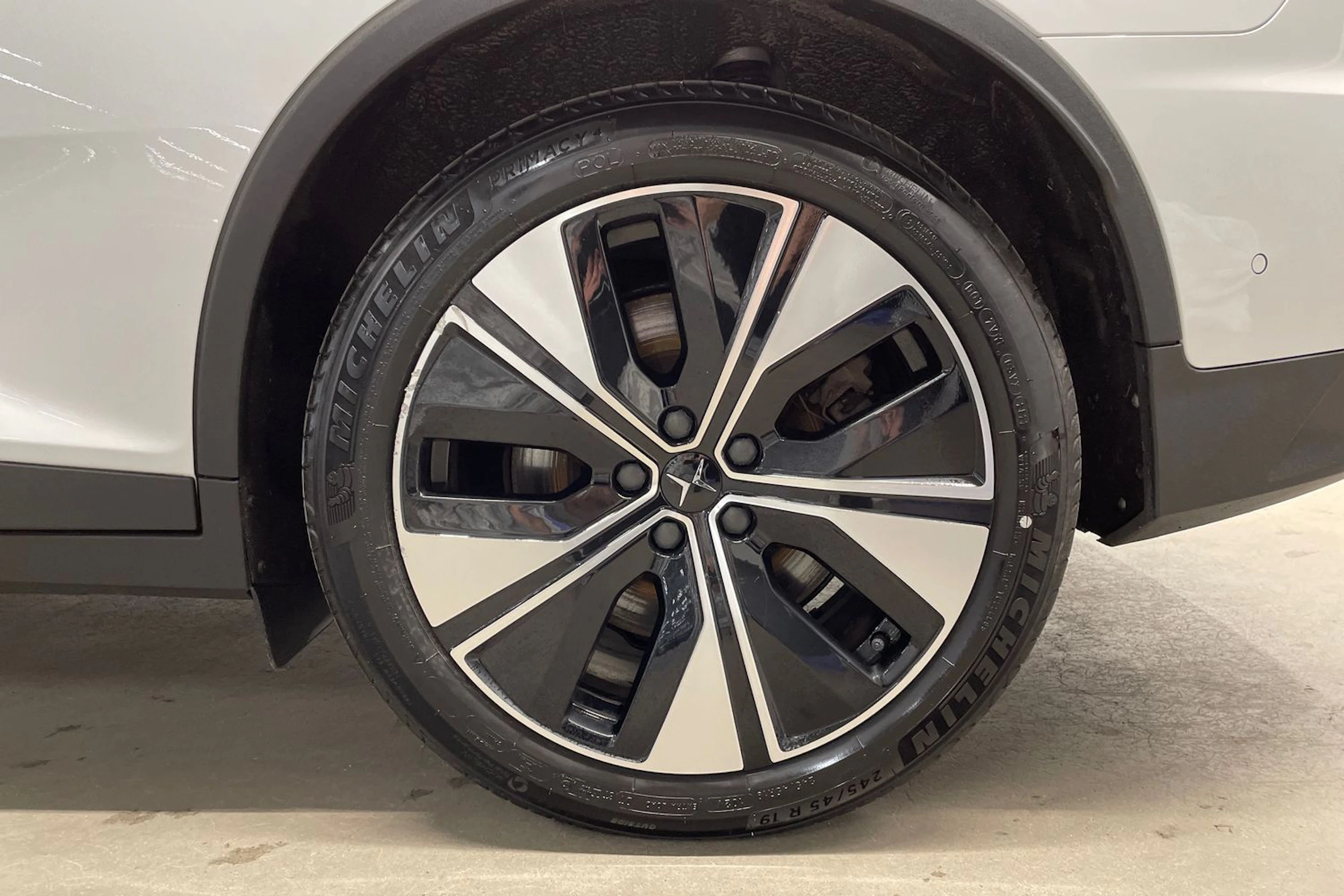 valkoinen Polestar 2 2023 kuva 10.