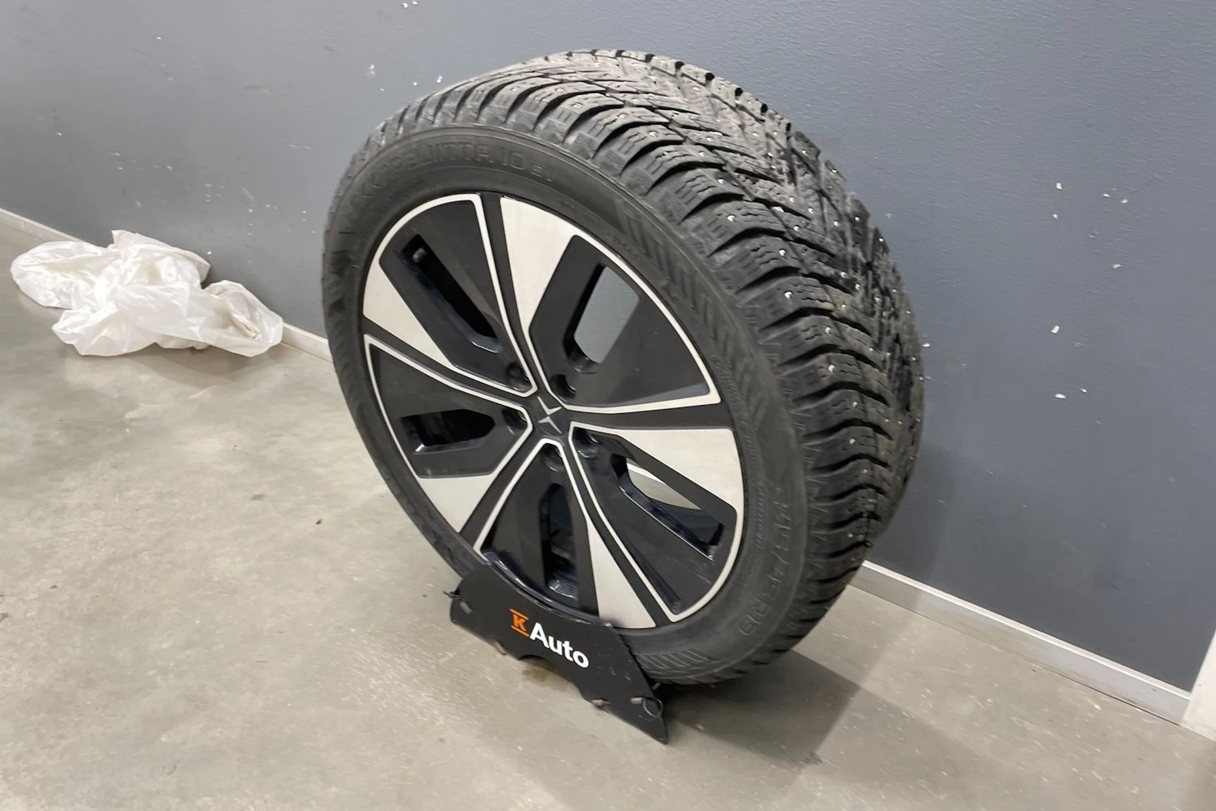 valkoinen Polestar 2 2023 kuva 11.