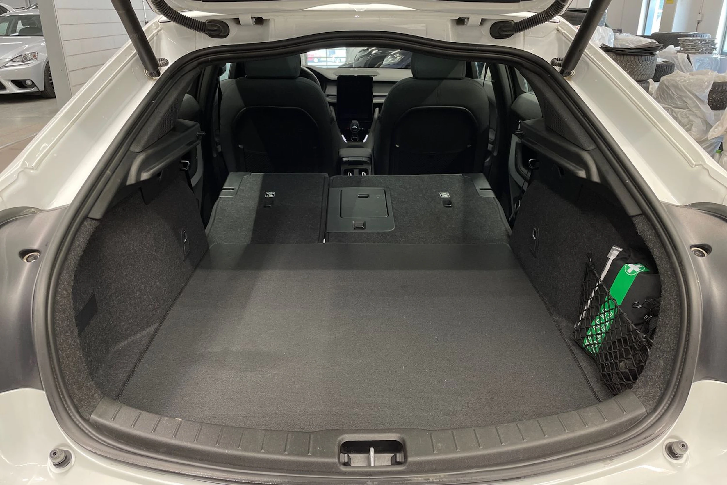 valkoinen Polestar 2 2023 kuva 12.