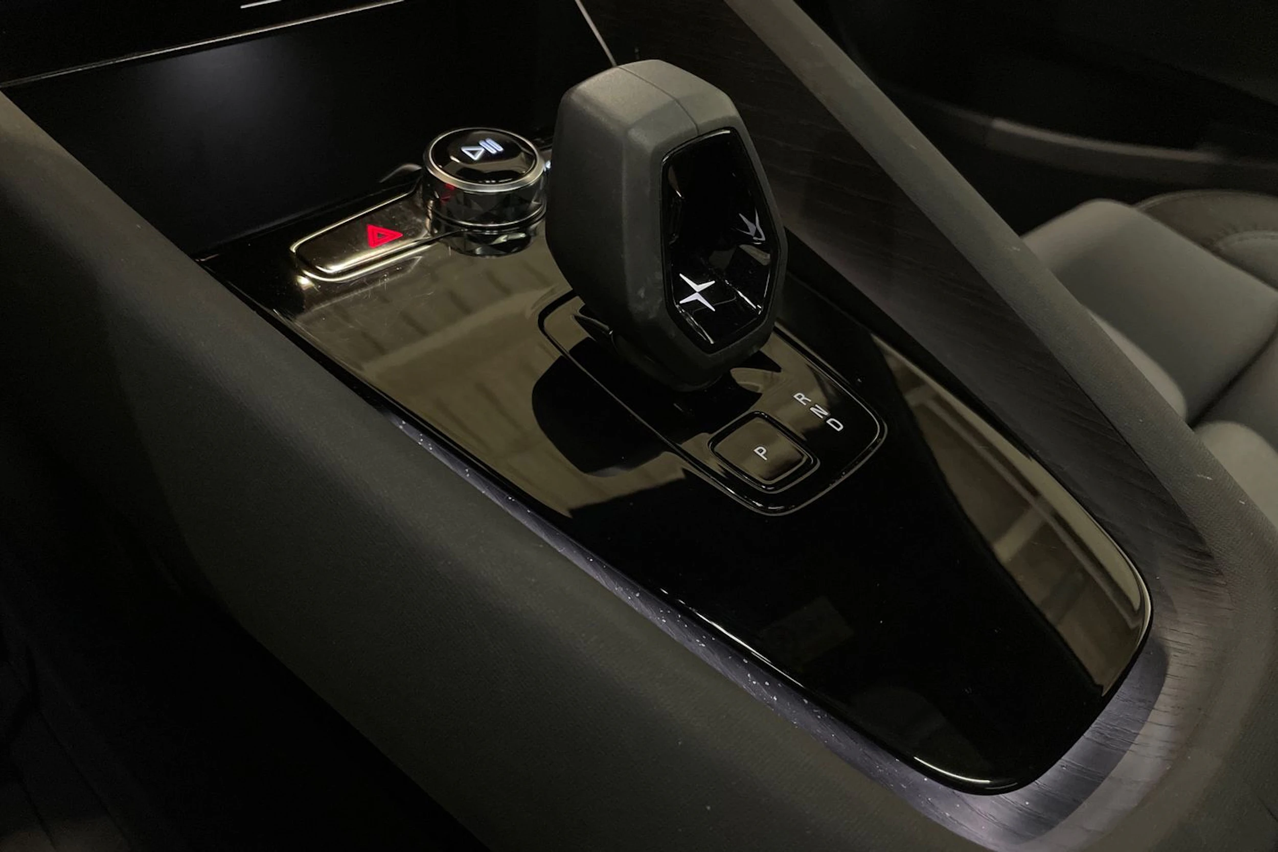 valkoinen Polestar 2 2023 kuva 17.