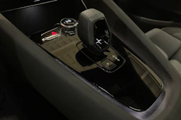 valkoinen Polestar 2 2023 kuva 17.
