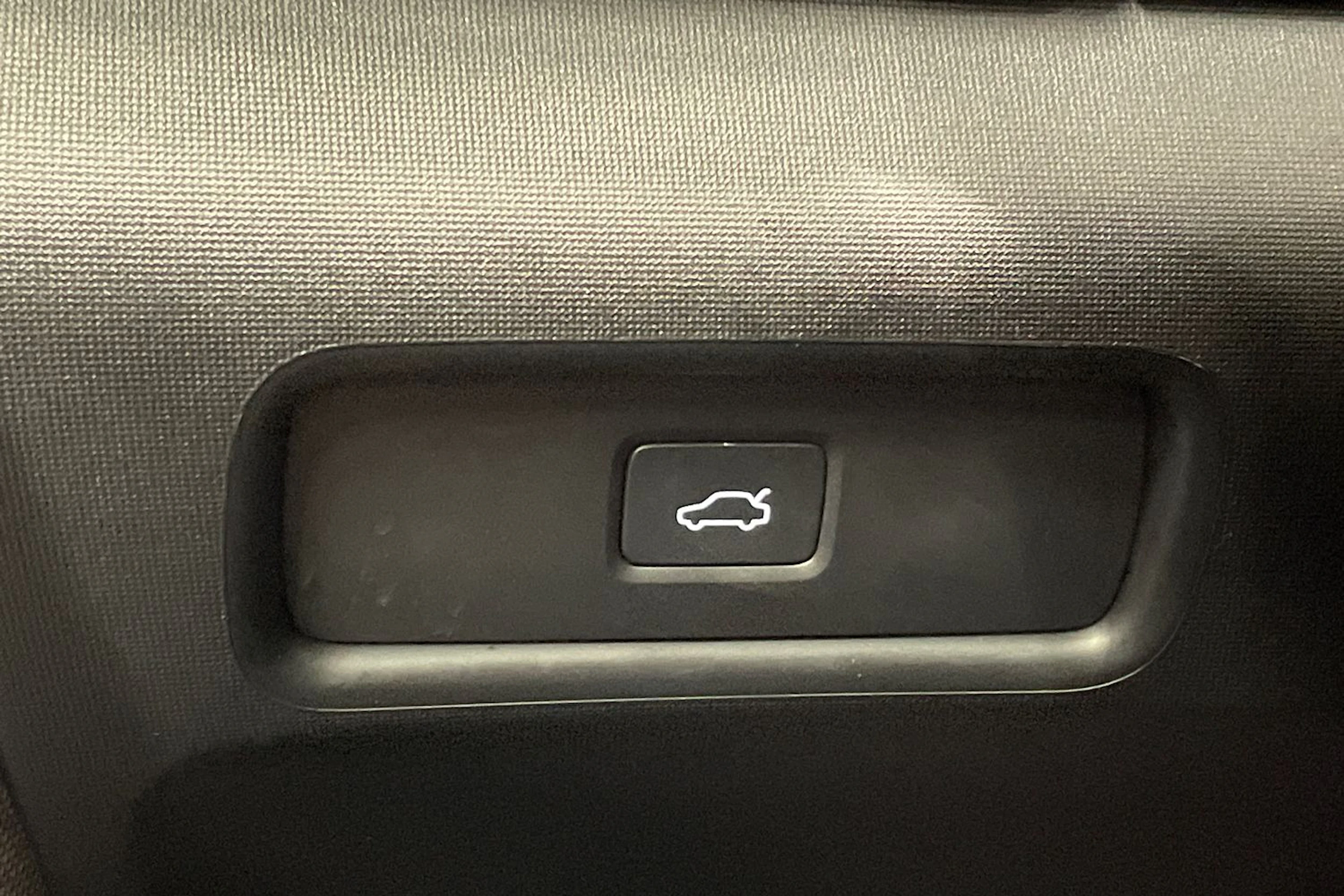 valkoinen Polestar 2 2023 kuva 18.