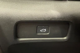 valkoinen Polestar 2 2023 kuva 18.