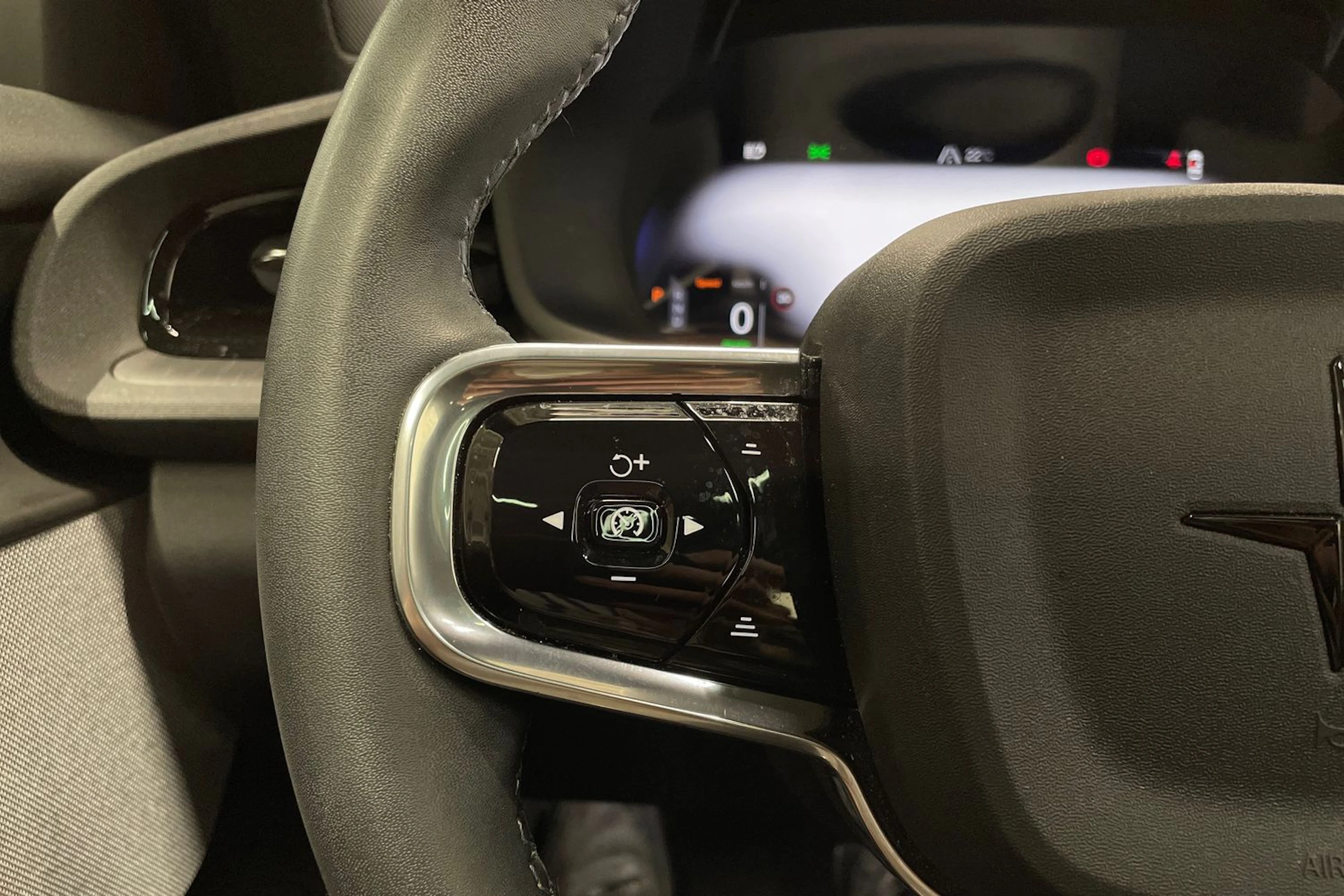 valkoinen Polestar 2 2023 kuva 19.