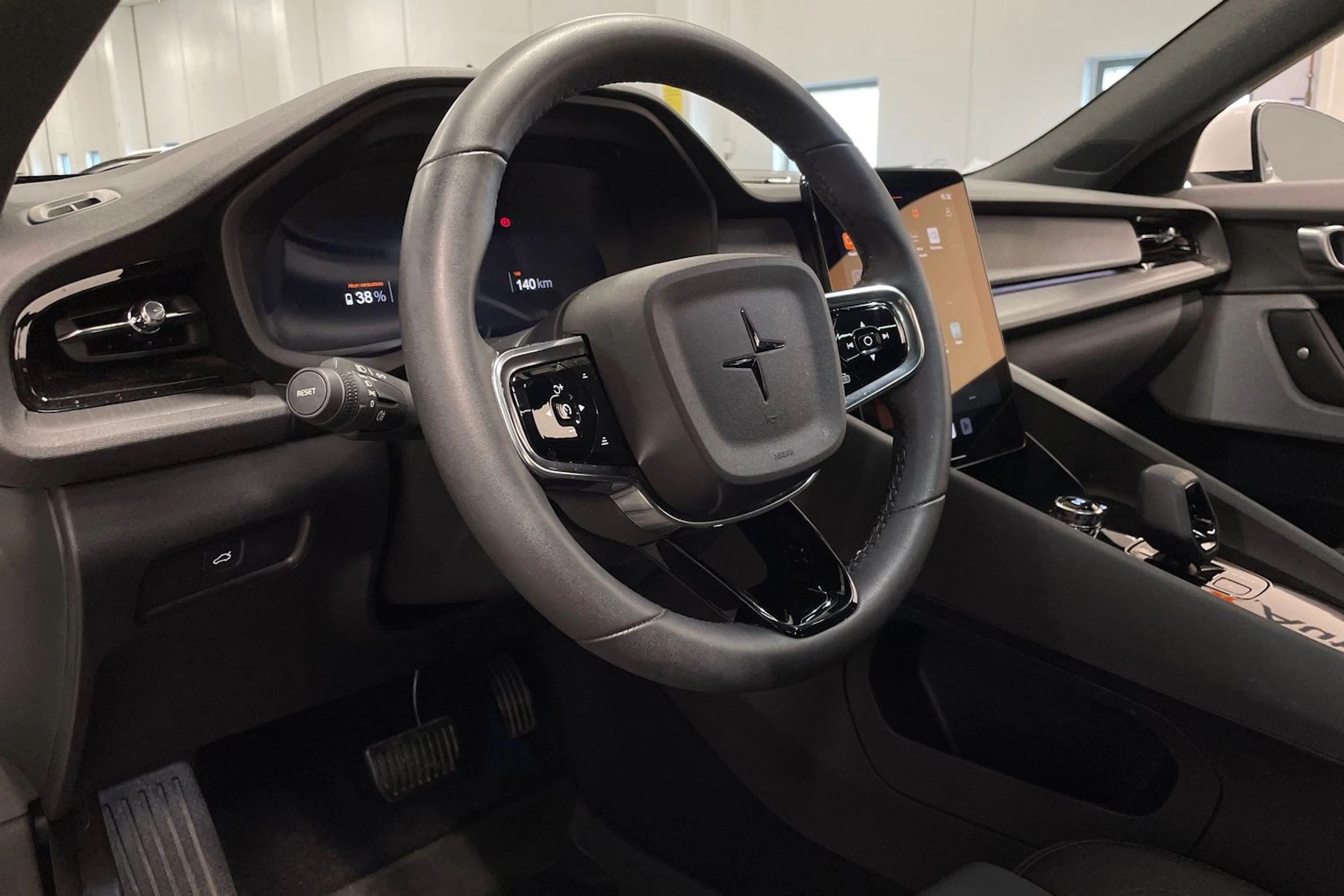 valkoinen Polestar 2 2023 kuva 24.