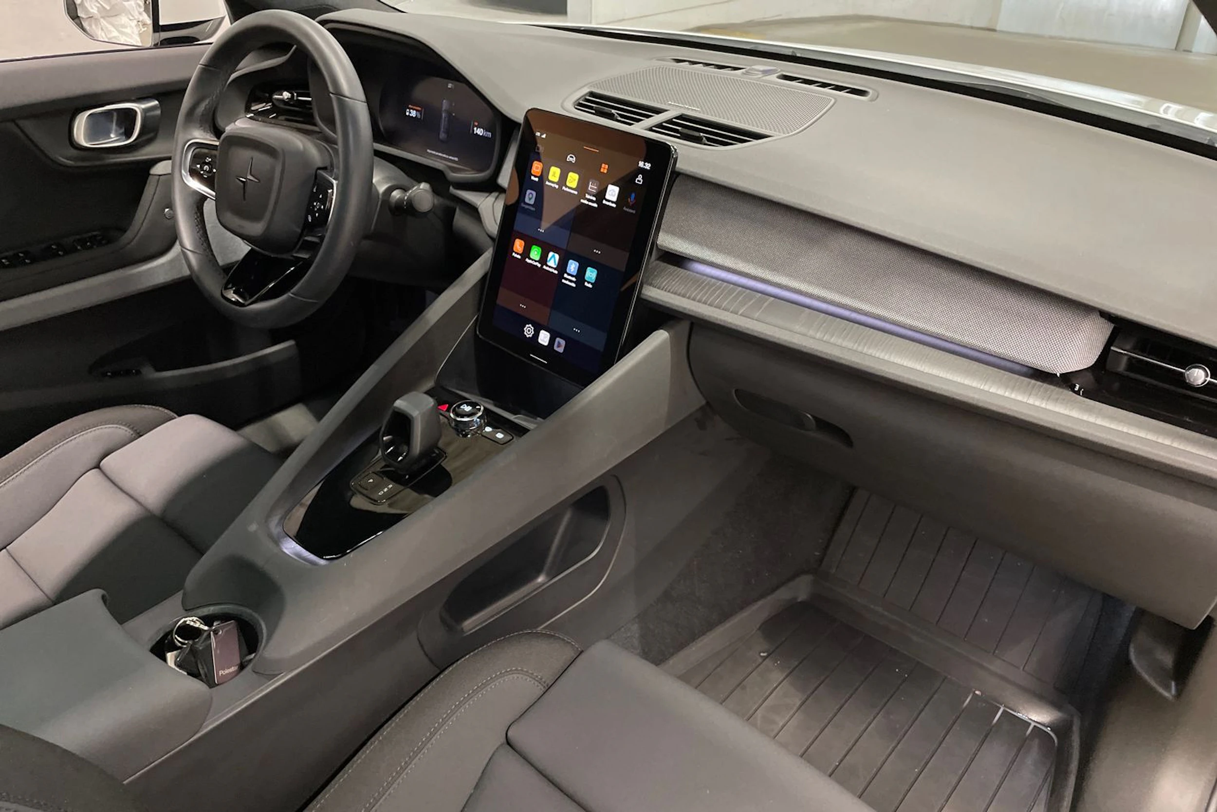 valkoinen Polestar 2 2023 kuva 26.