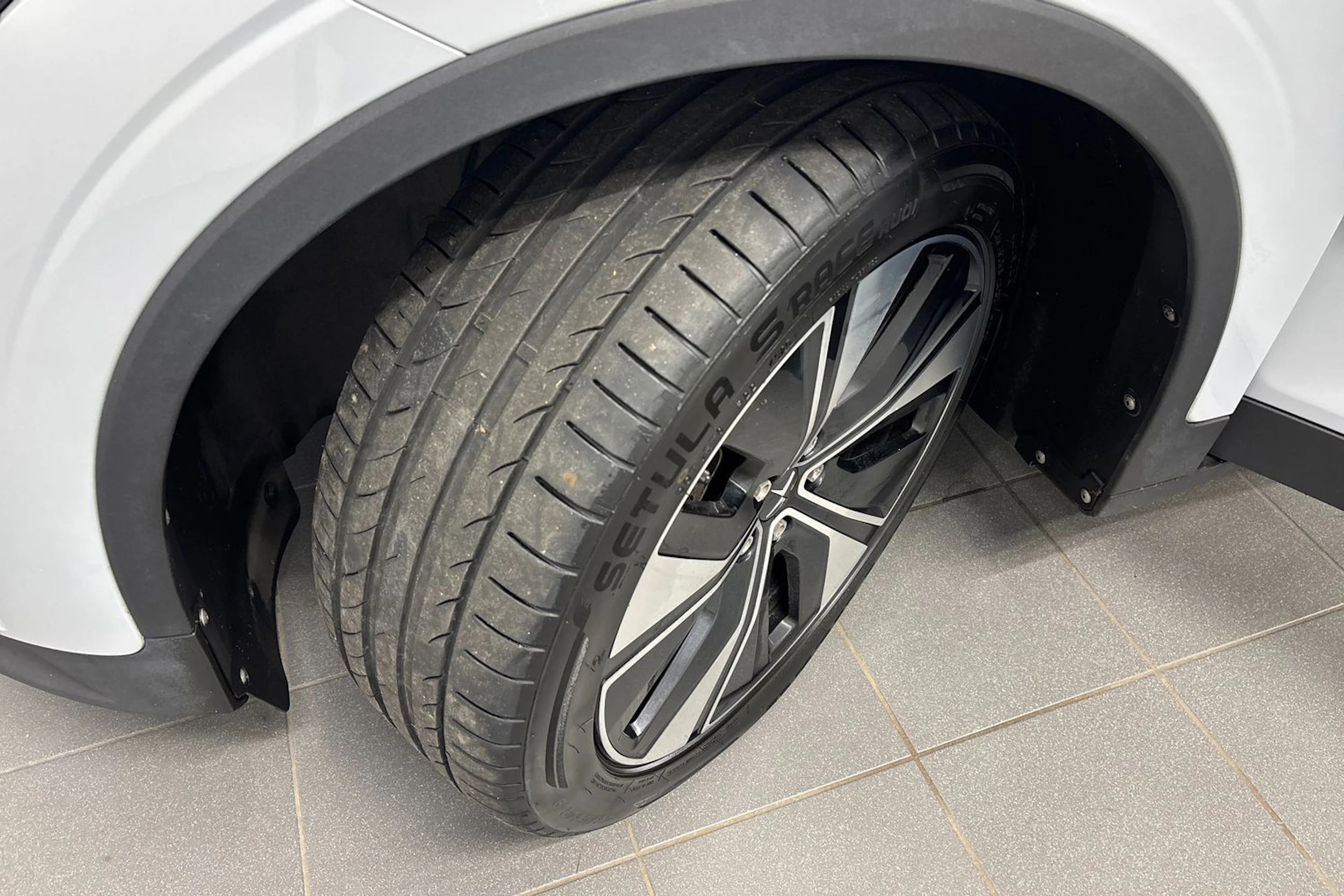 harmaa Polestar 2 2023 kuva 10.
