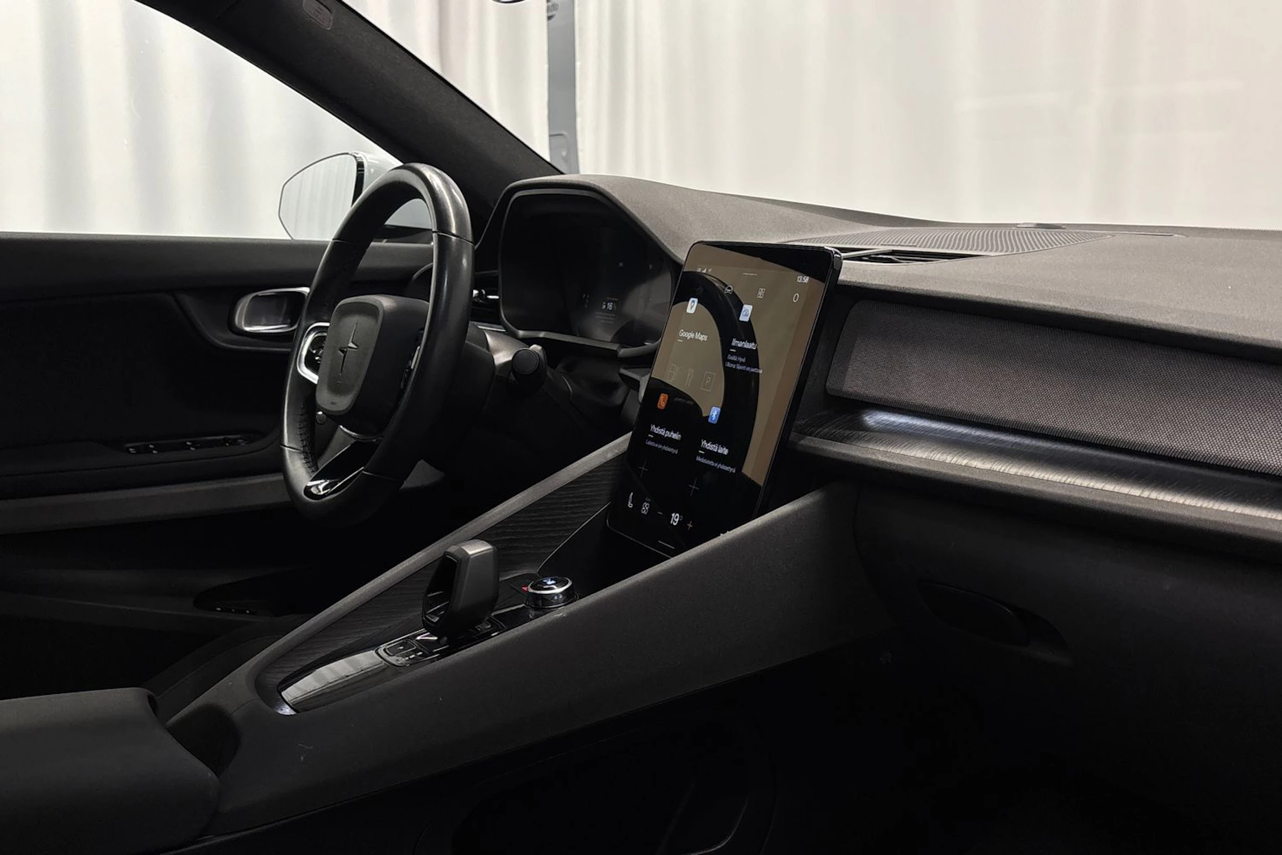 harmaa Polestar 2 2023 kuva 12.