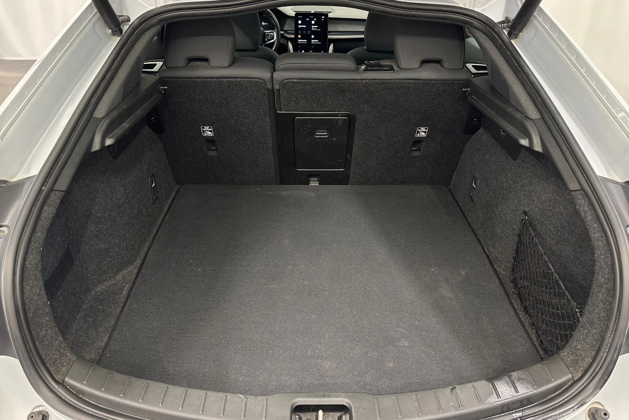 harmaa Polestar 2 2023 kuva 13.
