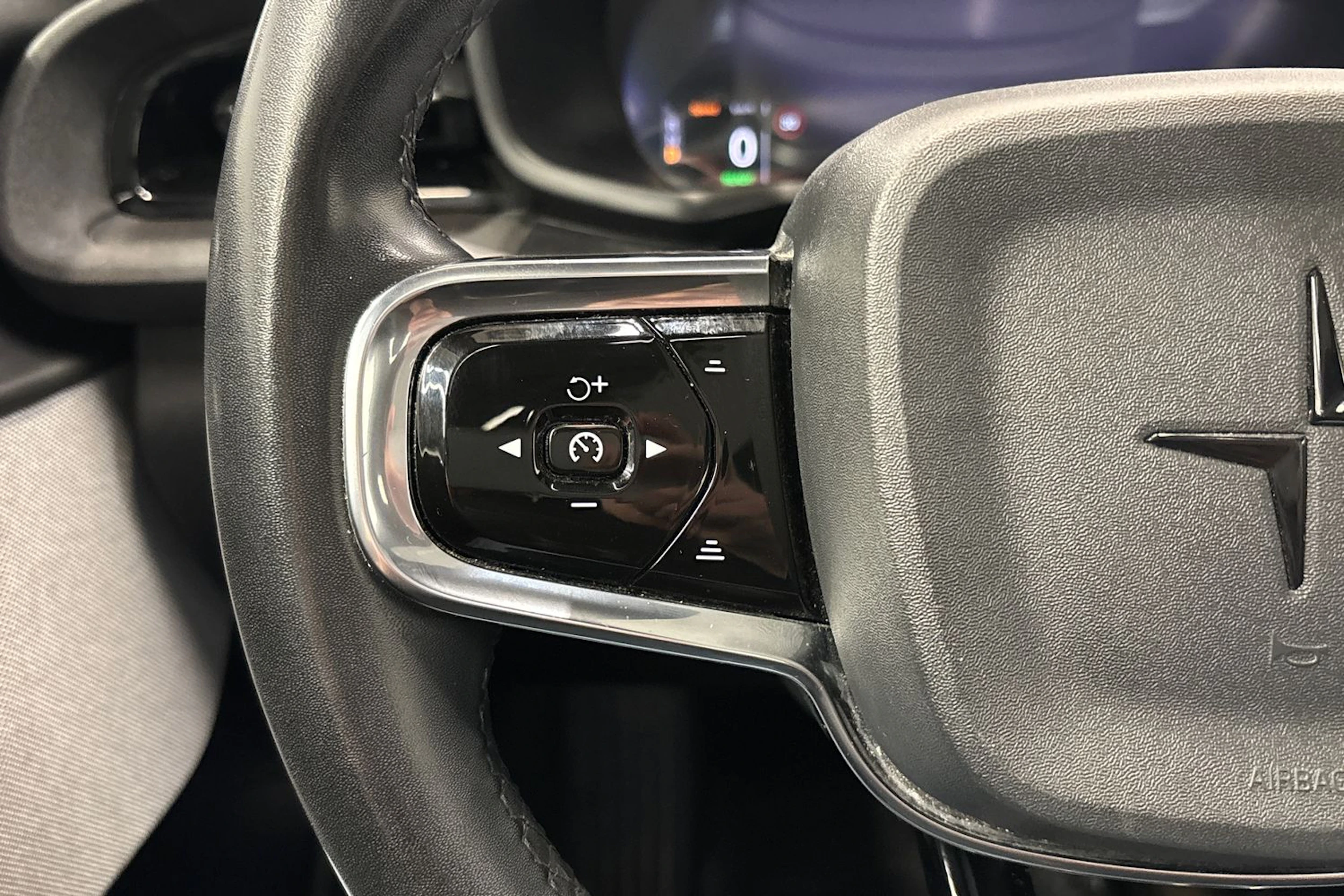 harmaa Polestar 2 2023 kuva 18.