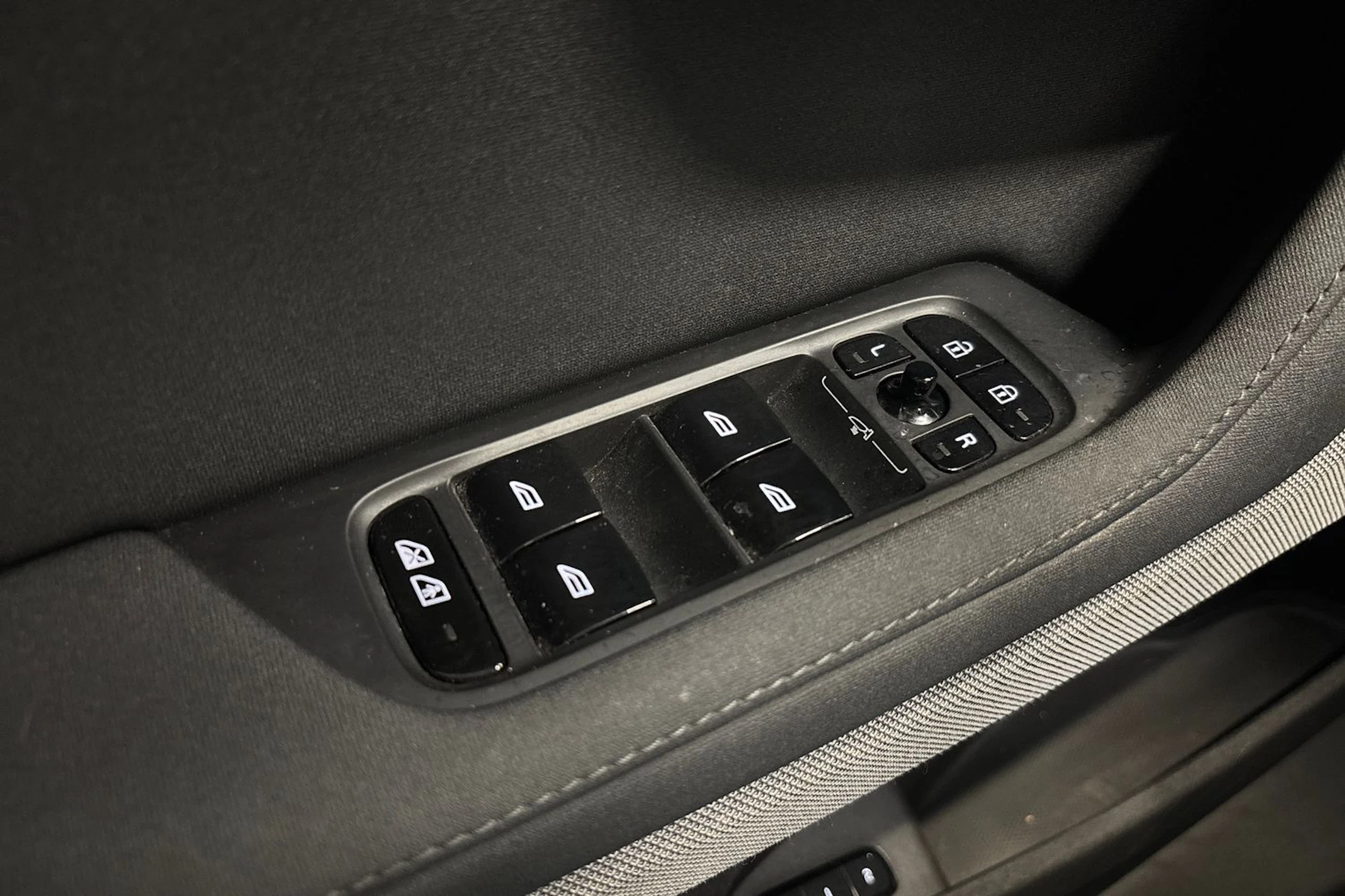 harmaa Polestar 2 2023 kuva 21.