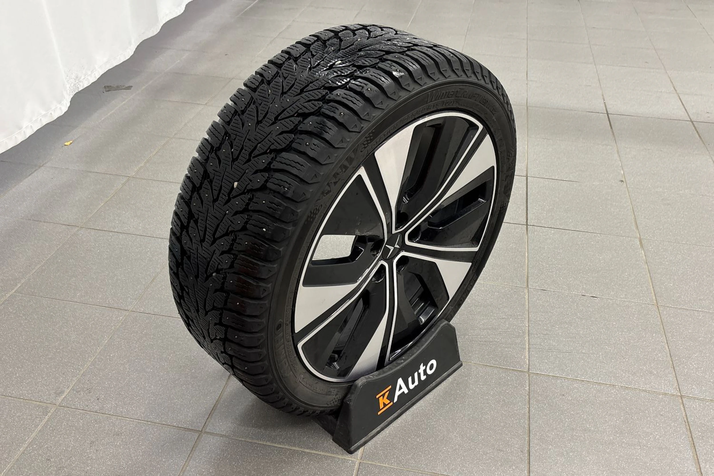 harmaa Polestar 2 2023 kuva 29.