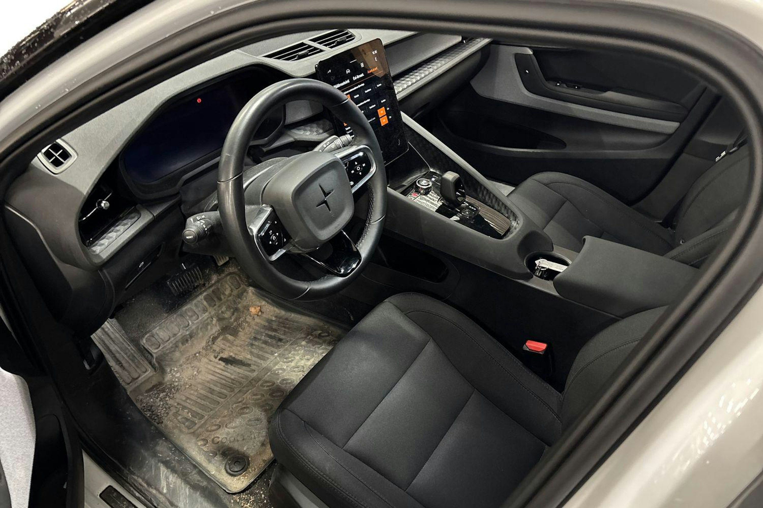 valkoinen Polestar 2 2023 kuva 3.