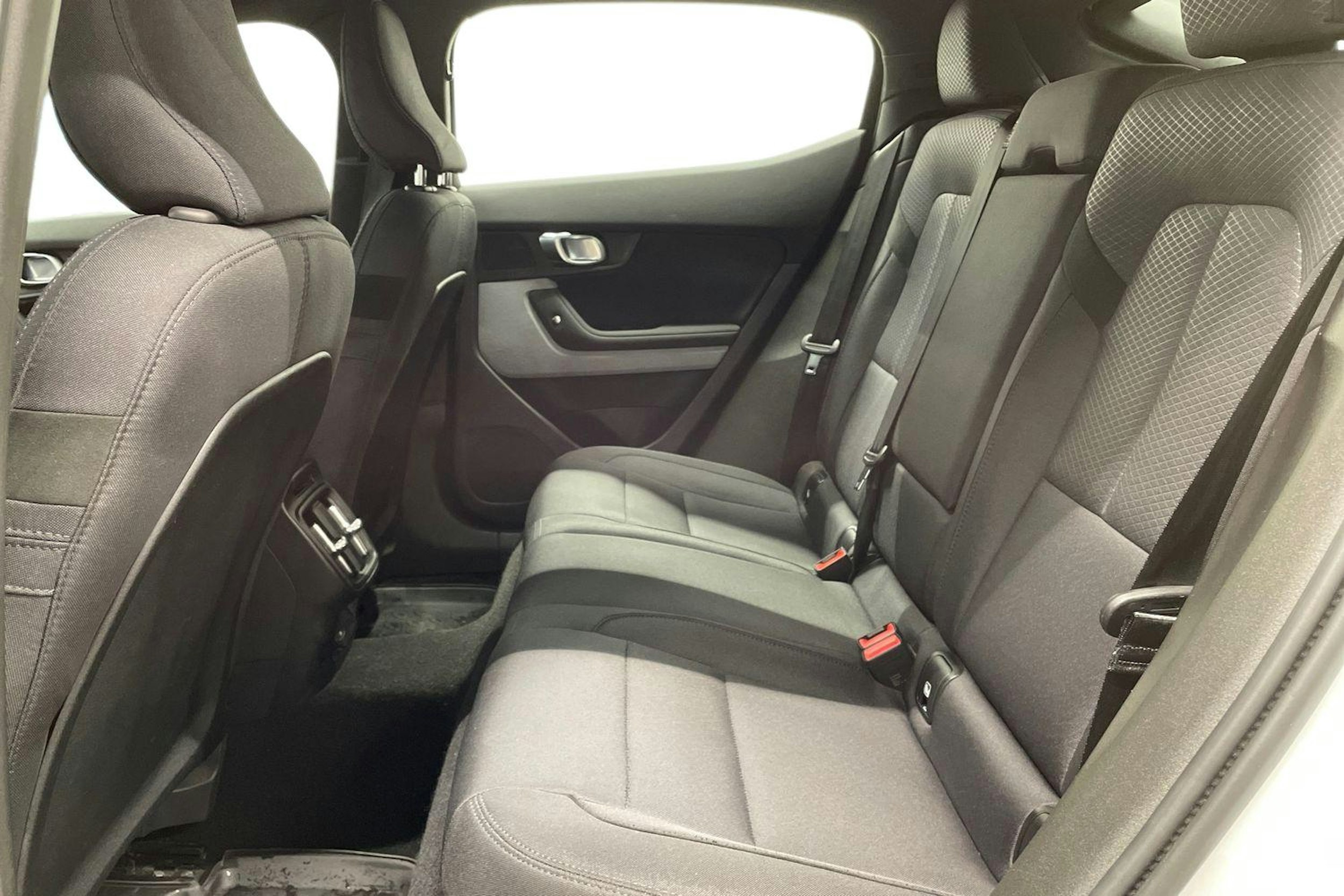 valkoinen Polestar 2 2023 kuva 8.