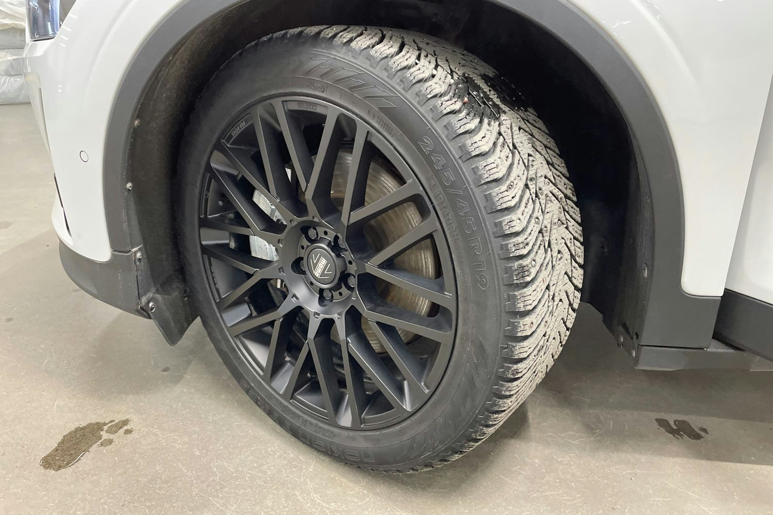 valkoinen Polestar 2 2023 kuva 10.