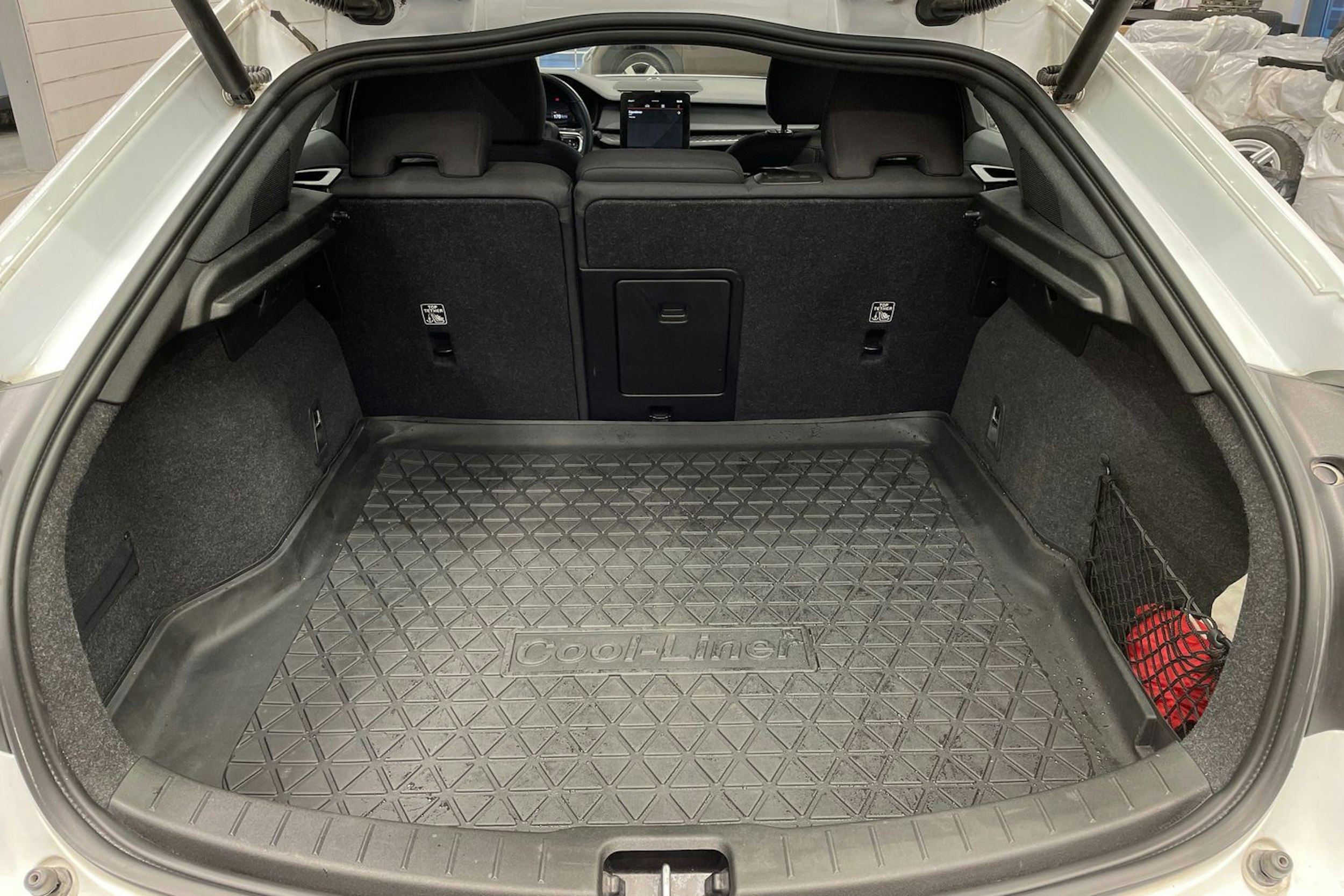 valkoinen Polestar 2 2023 kuva 12.