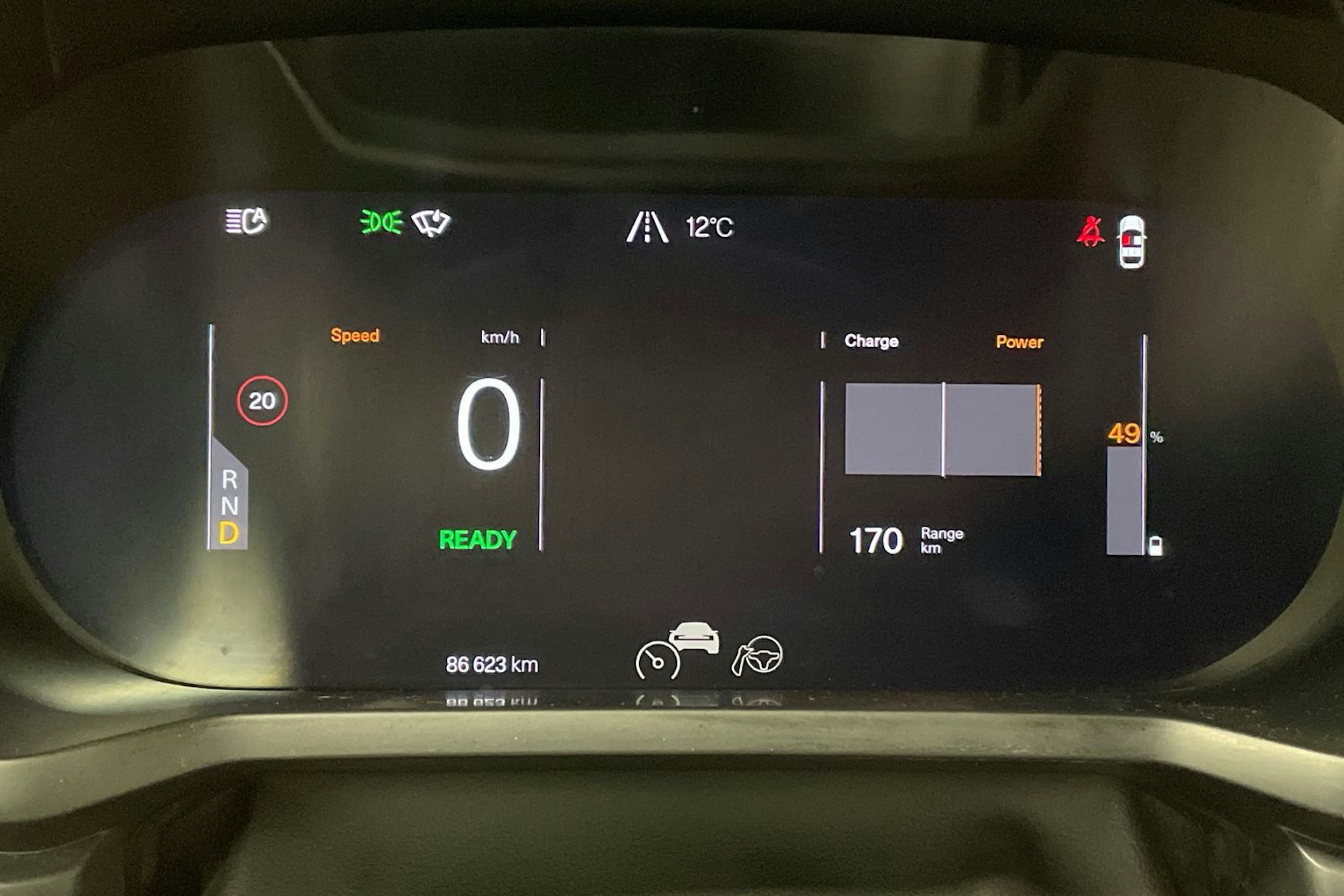 valkoinen Polestar 2 2023 kuva 13.