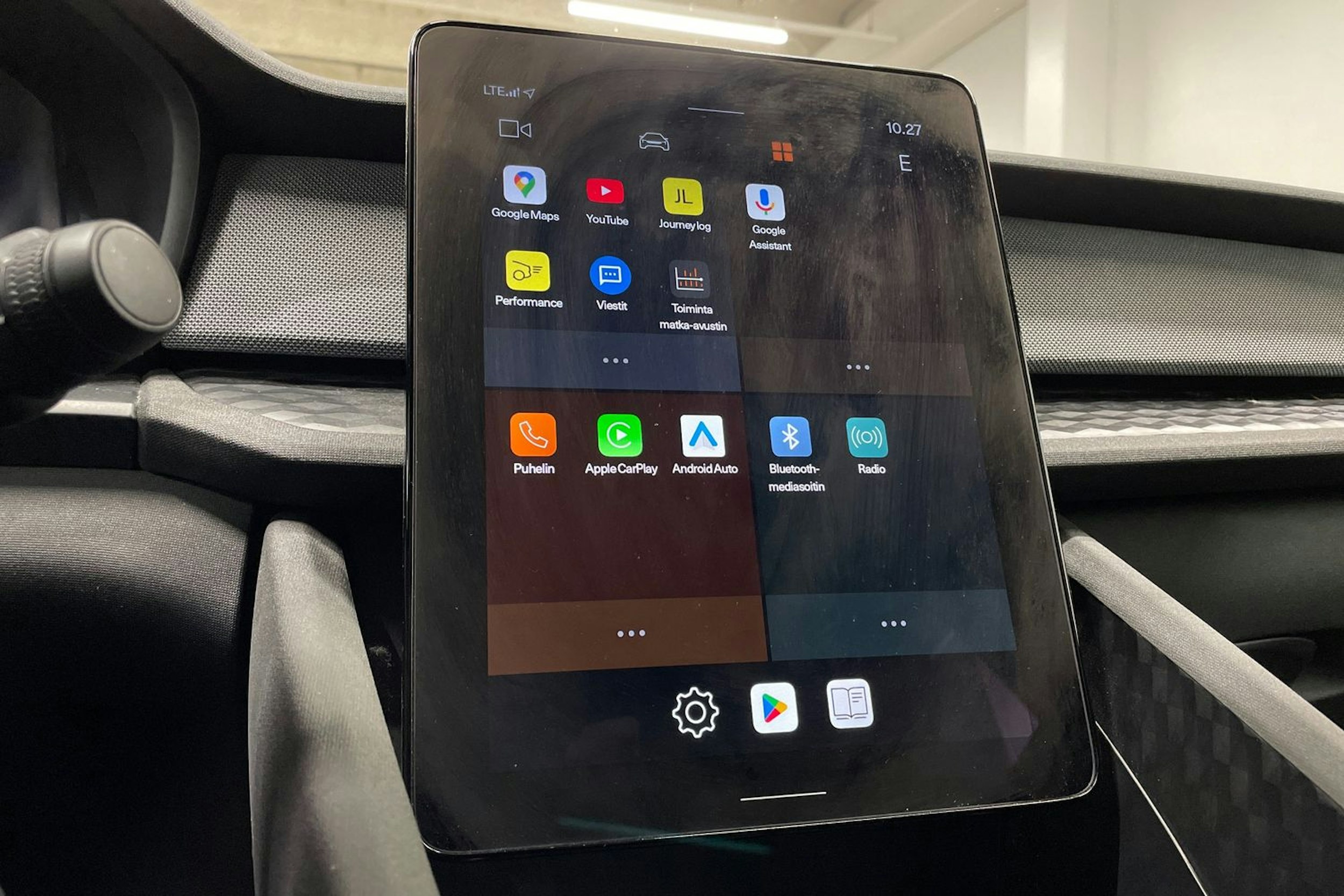 valkoinen Polestar 2 2023 kuva 14.