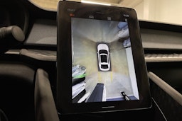 valkoinen Polestar 2 2023 kuva 16.