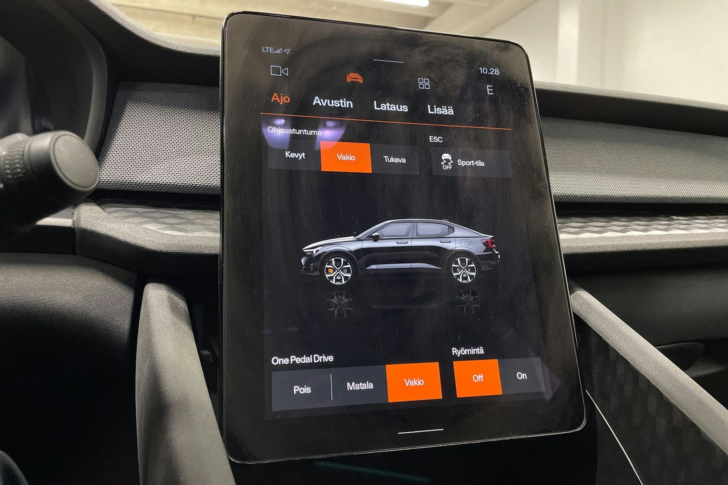 valkoinen Polestar 2 2023 kuva 17.