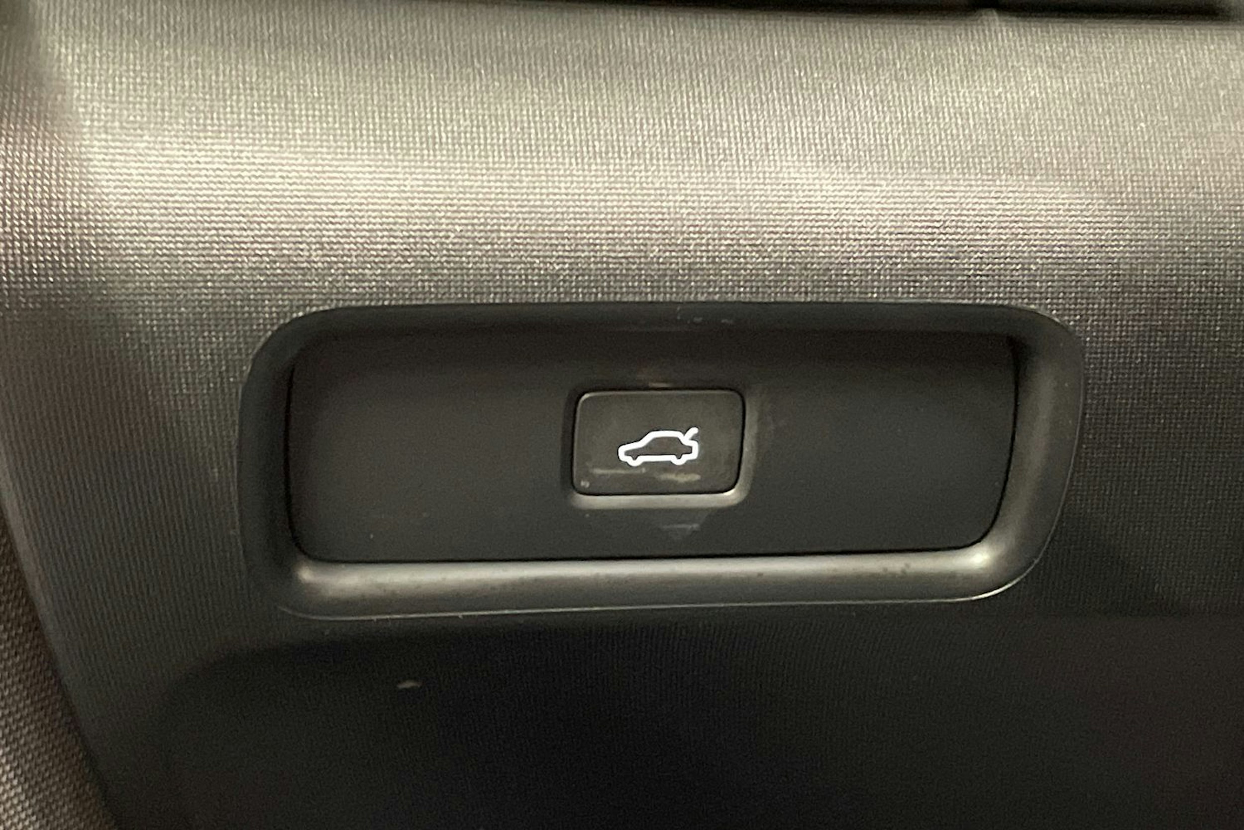 valkoinen Polestar 2 2023 kuva 19.