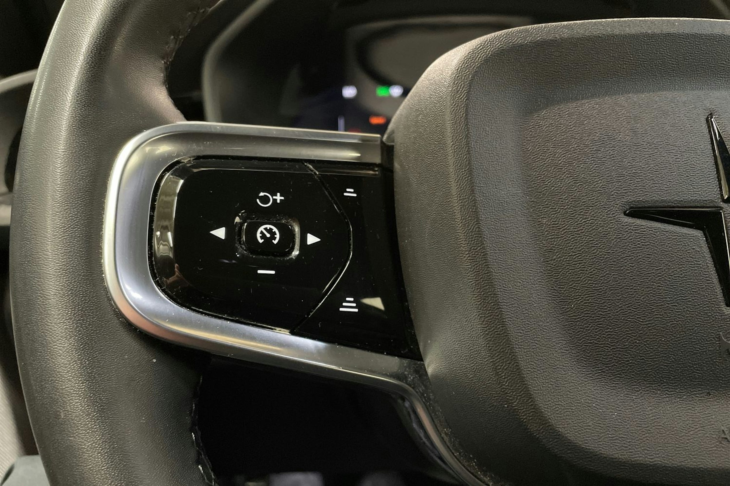 valkoinen Polestar 2 2023 kuva 20.