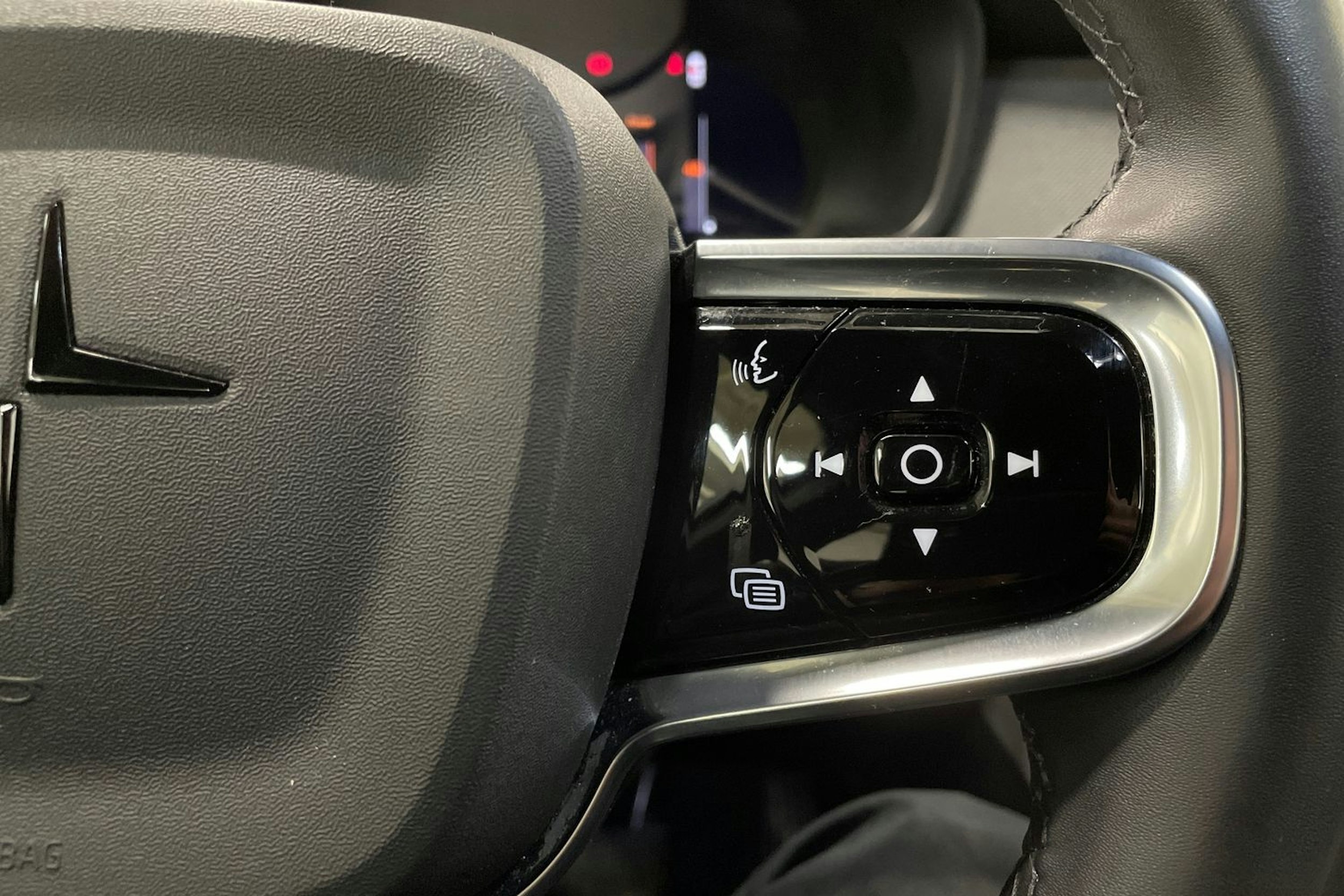 valkoinen Polestar 2 2023 kuva 21.