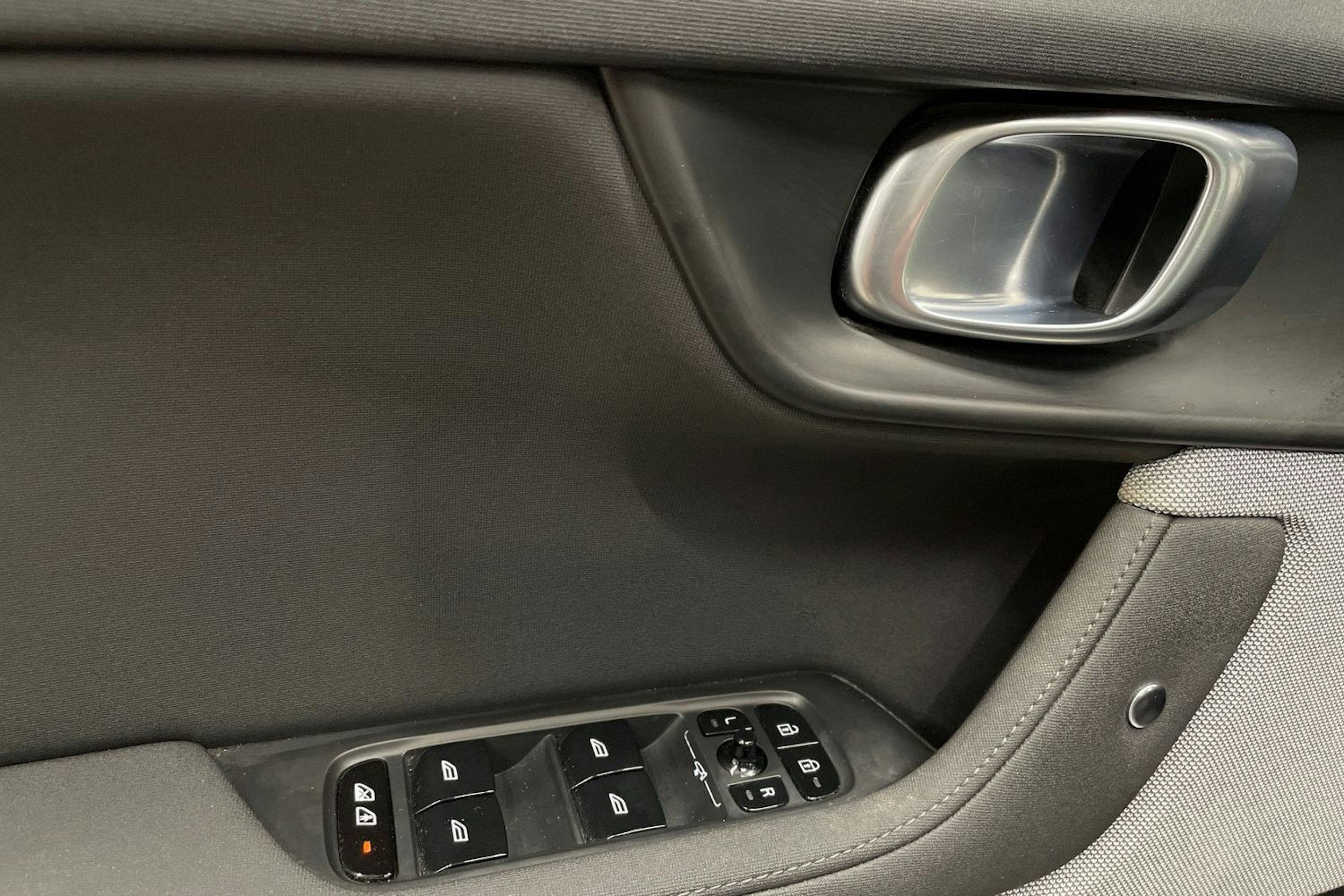 valkoinen Polestar 2 2023 kuva 23.