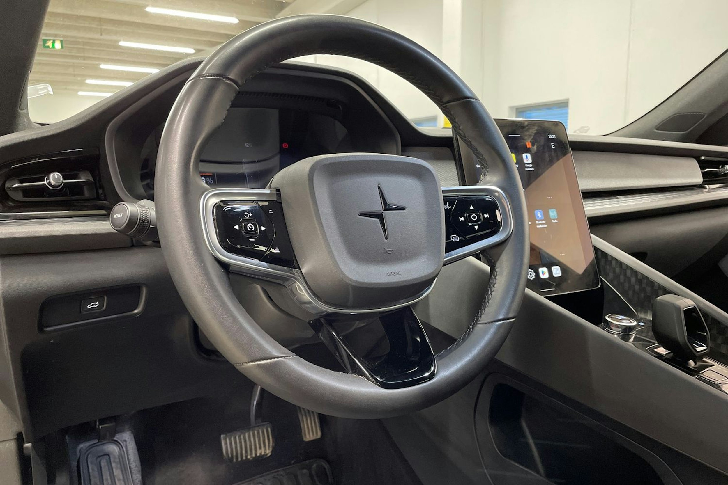 valkoinen Polestar 2 2023 kuva 25.