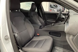 valkoinen Polestar 2 2023 kuva 26.