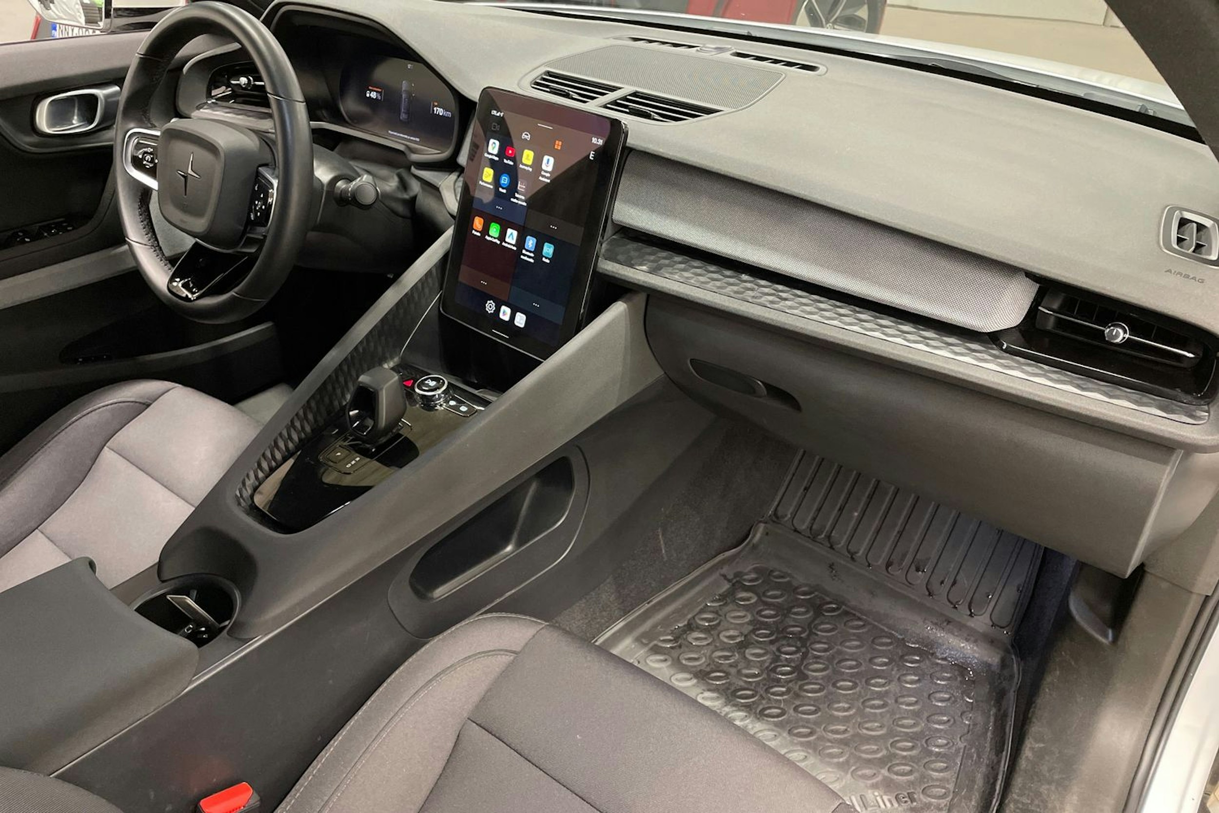 valkoinen Polestar 2 2023 kuva 27.