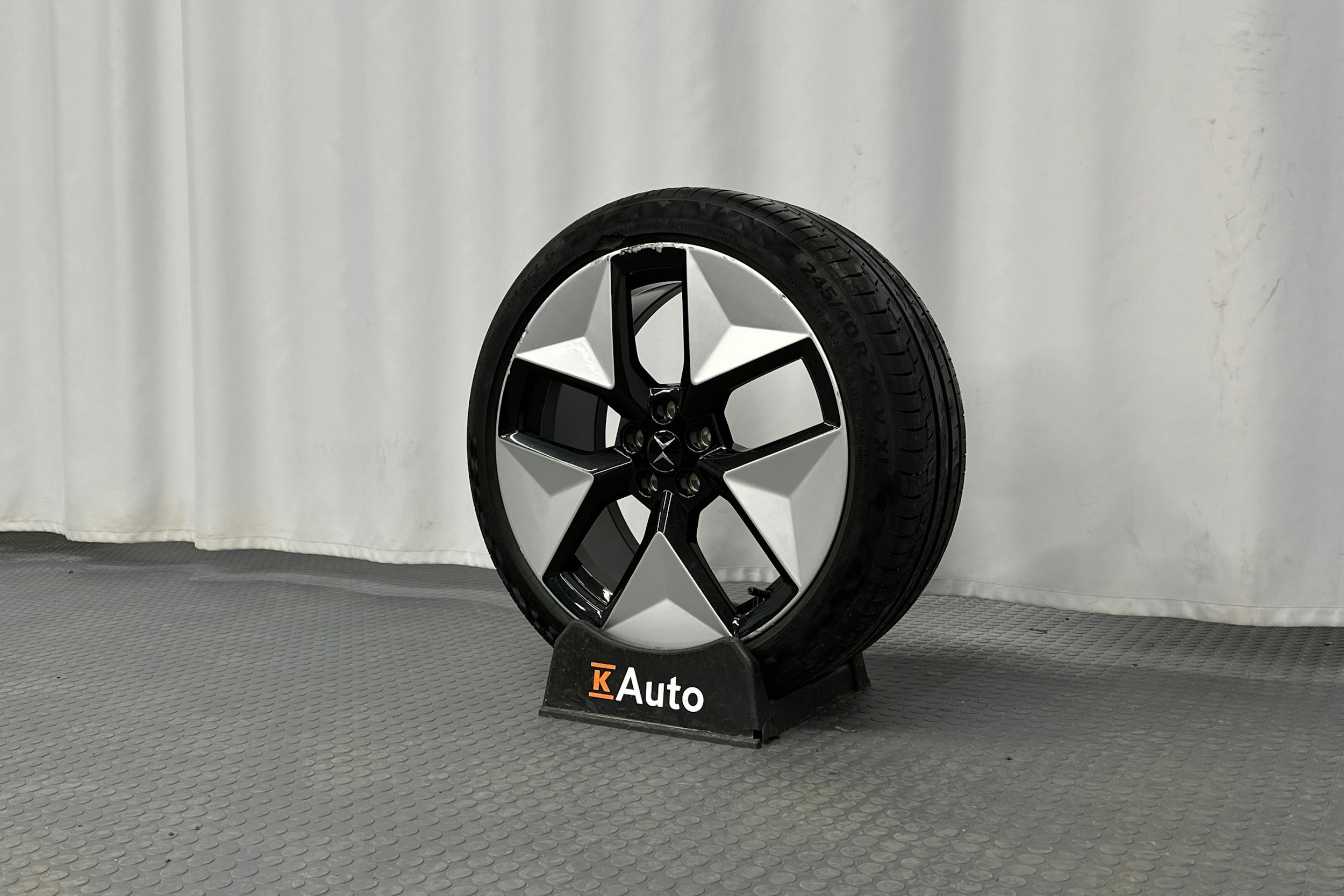 harmaa Polestar 2 2023 kuva 13.