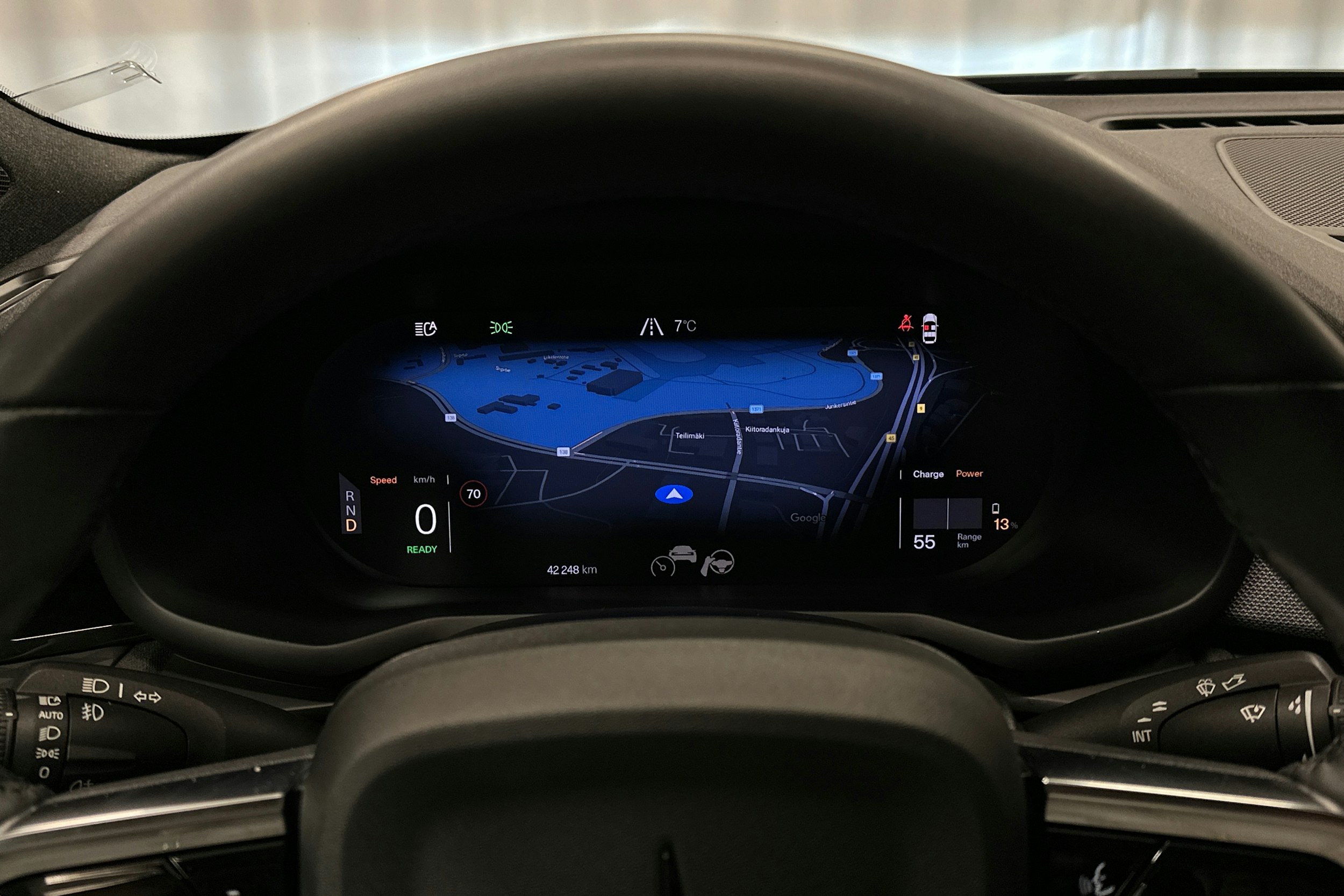 harmaa Polestar 2 2023 kuva 16.