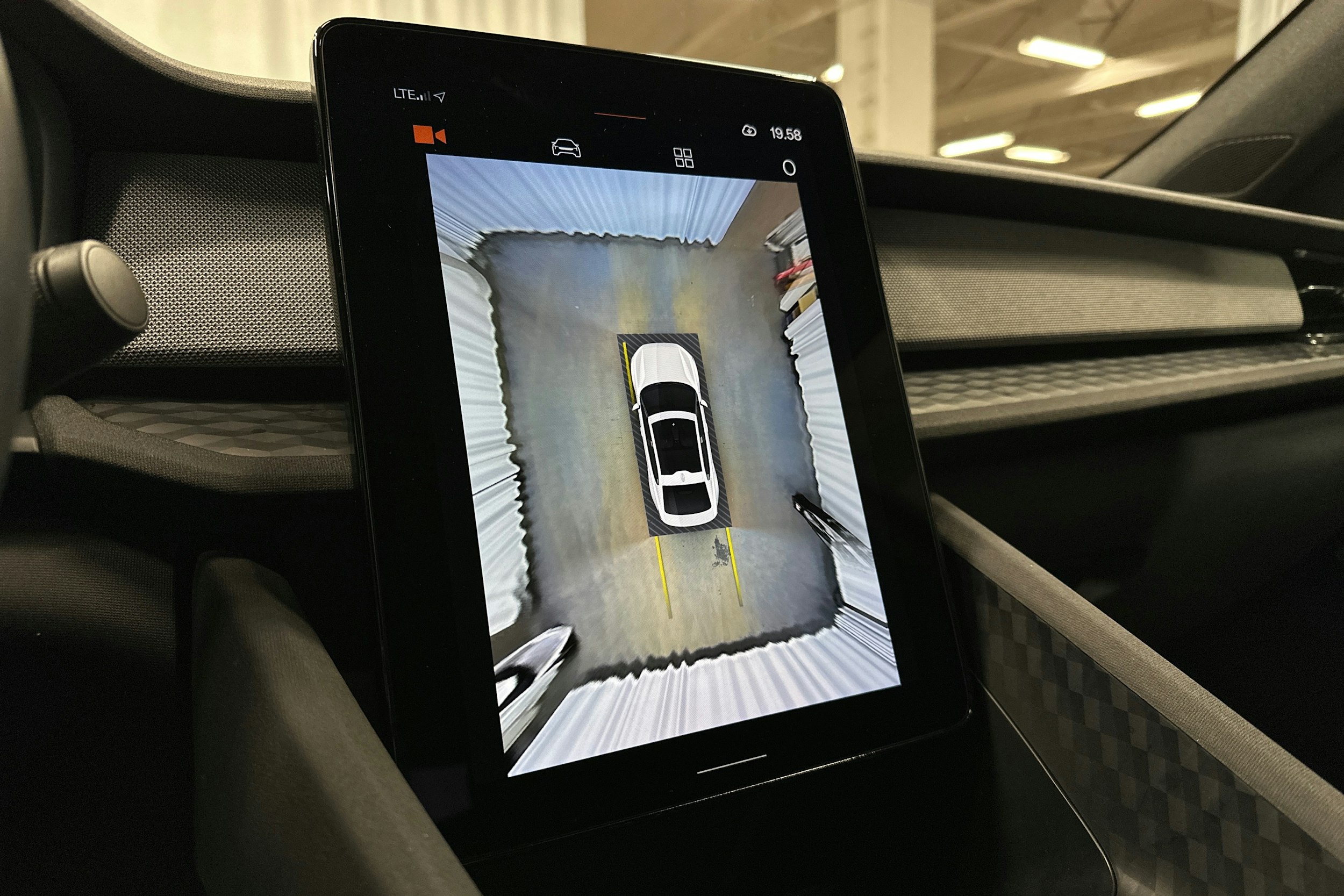 harmaa Polestar 2 2023 kuva 17.