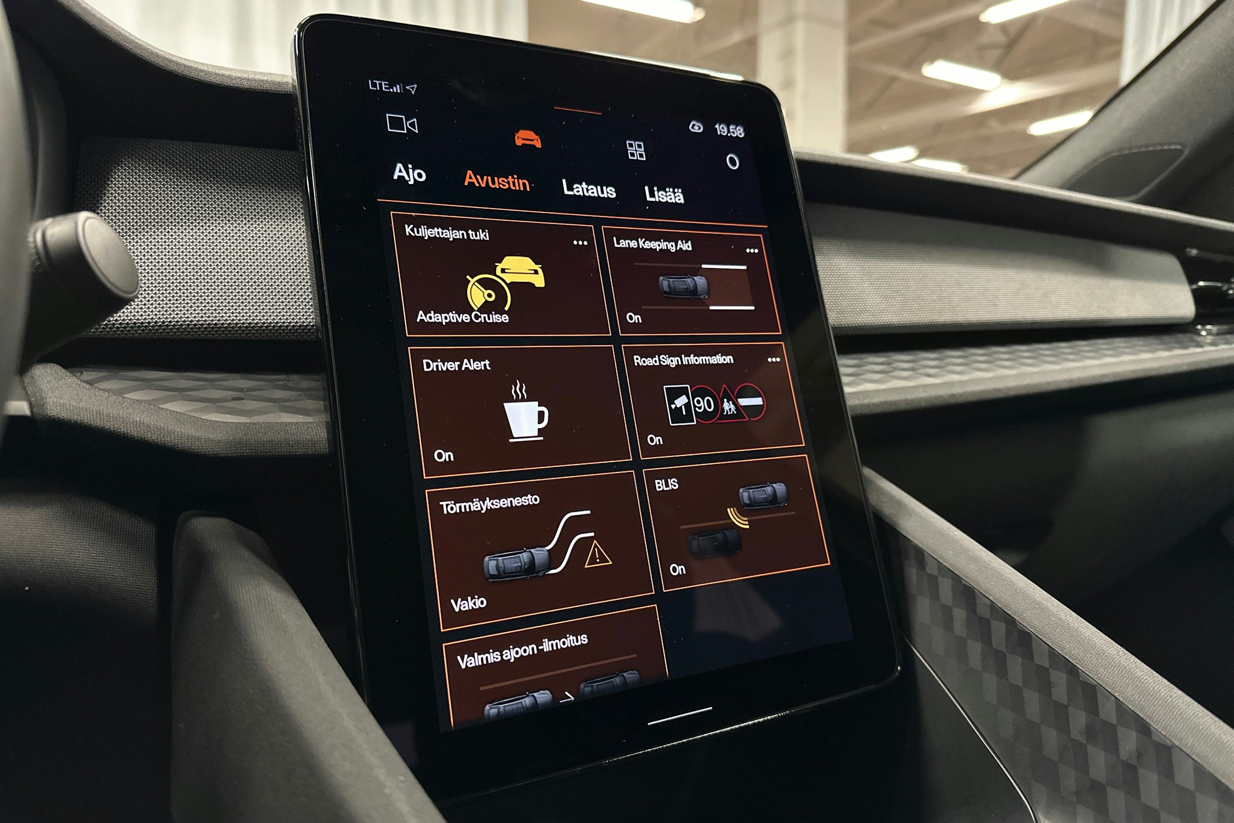 harmaa Polestar 2 2023 kuva 18.