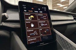 harmaa Polestar 2 2023 kuva 18.