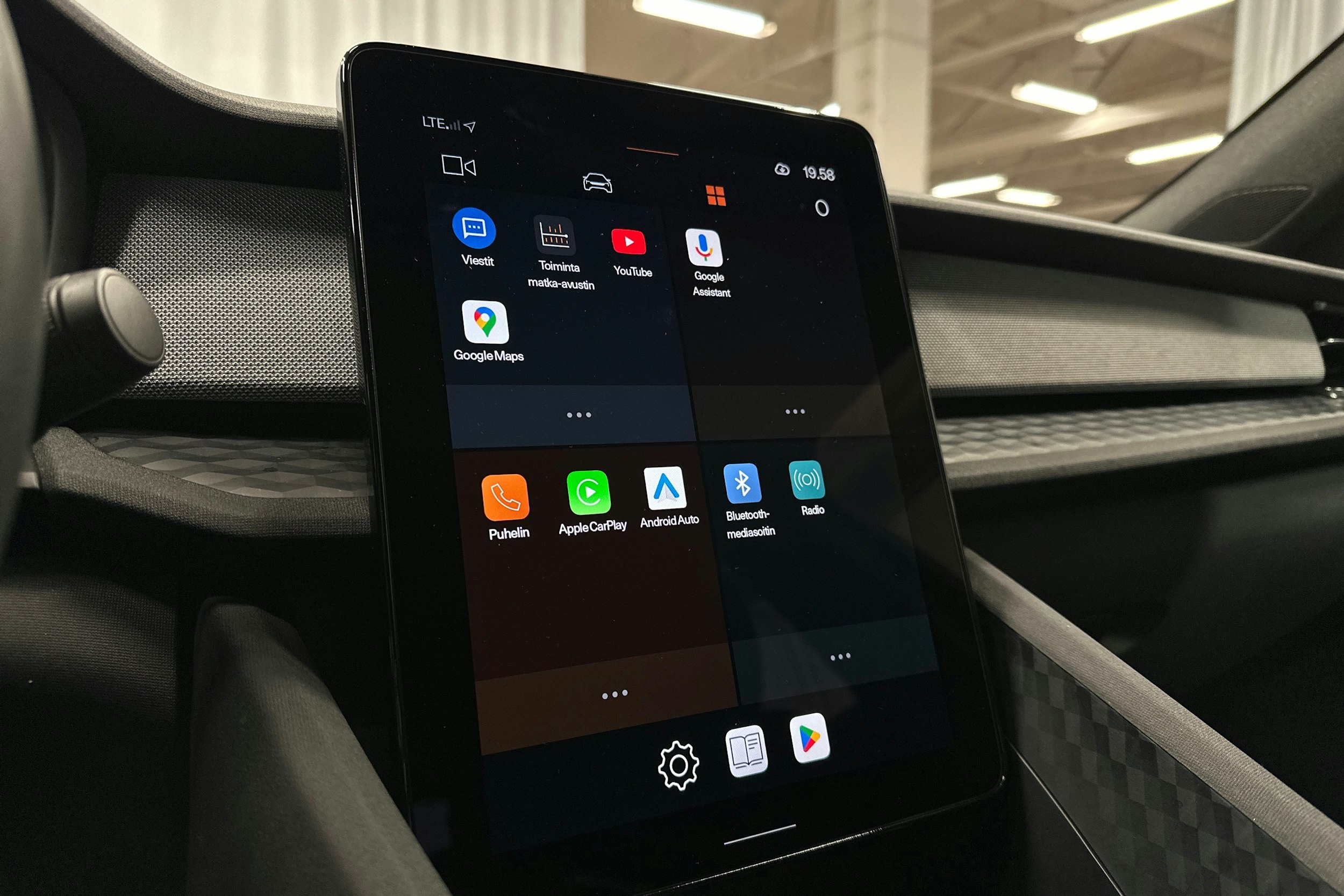 harmaa Polestar 2 2023 kuva 19.