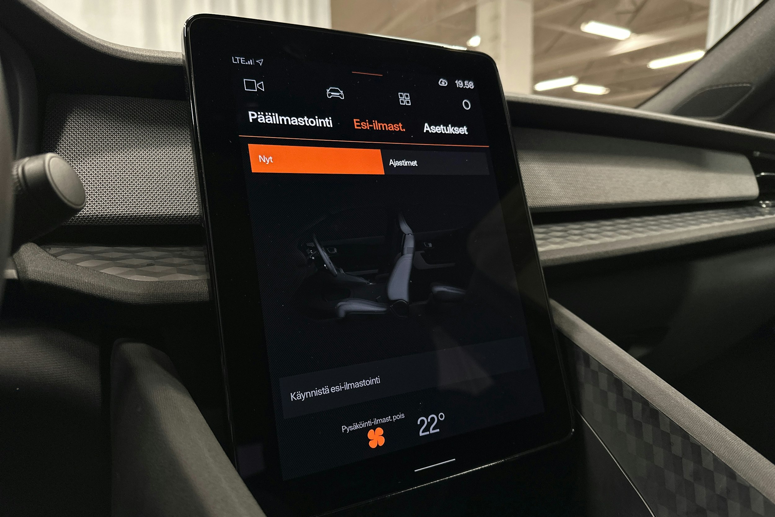 harmaa Polestar 2 2023 kuva 20.