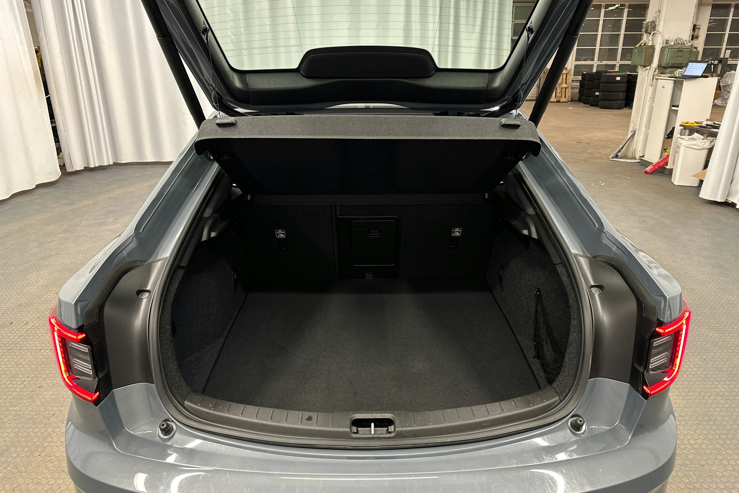 harmaa Polestar 2 2023 kuva 24.