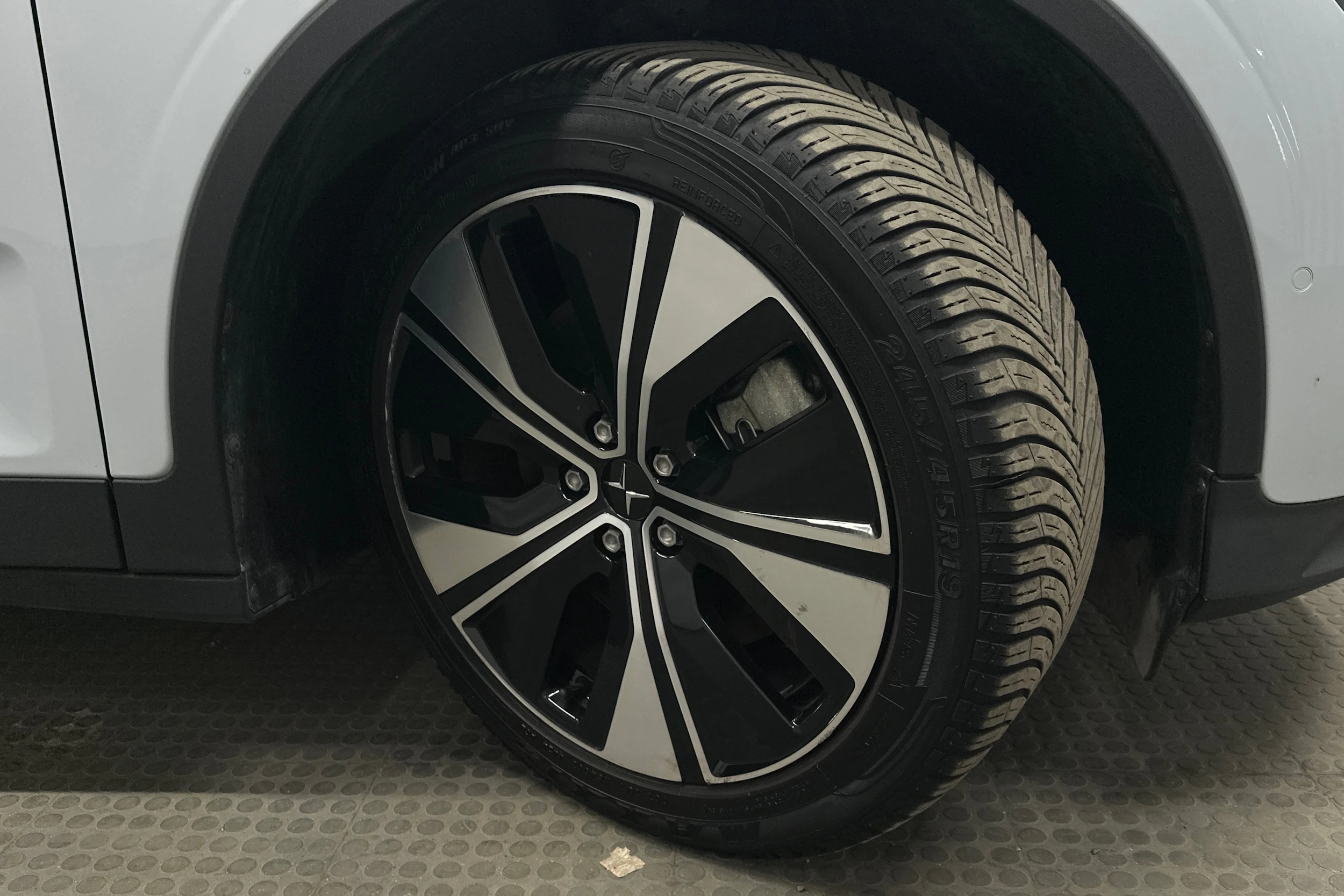 harmaa Polestar 2 2023 kuva 13.