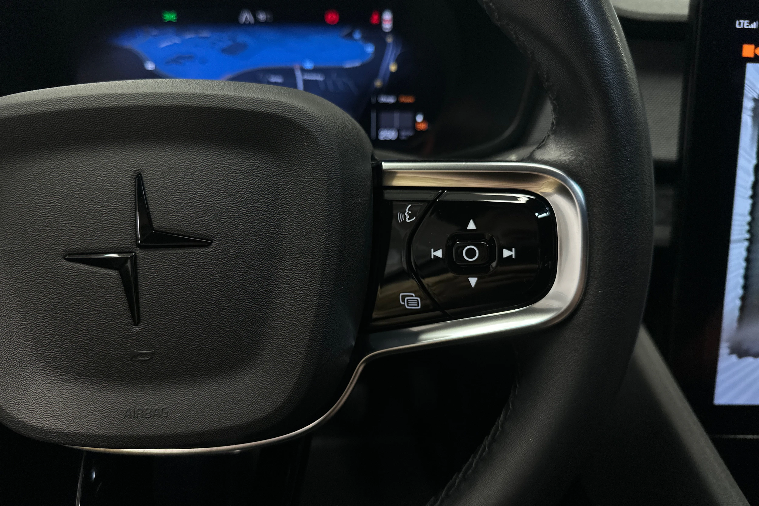 harmaa Polestar 2 2023 kuva 16.