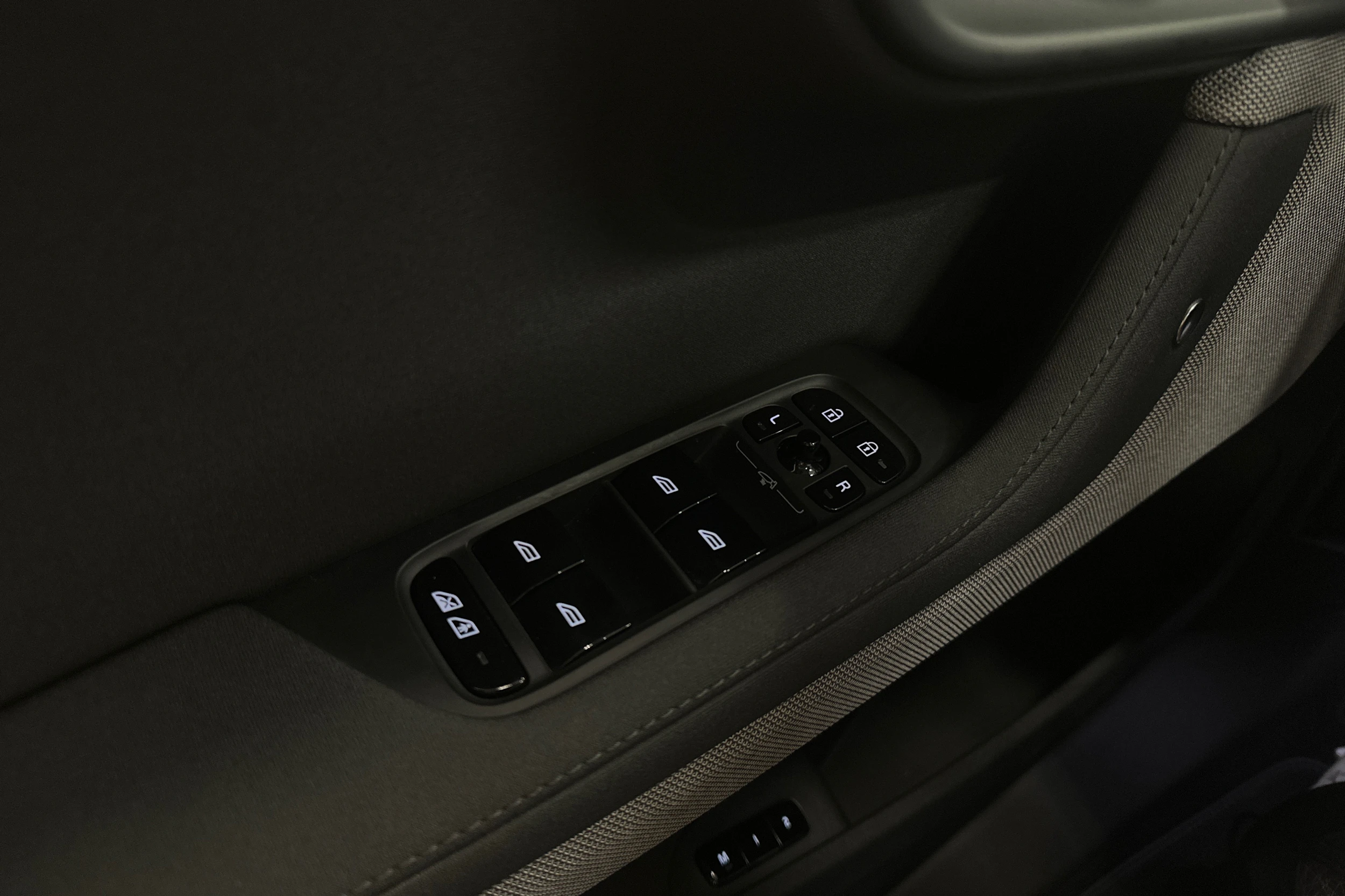harmaa Polestar 2 2023 kuva 28.