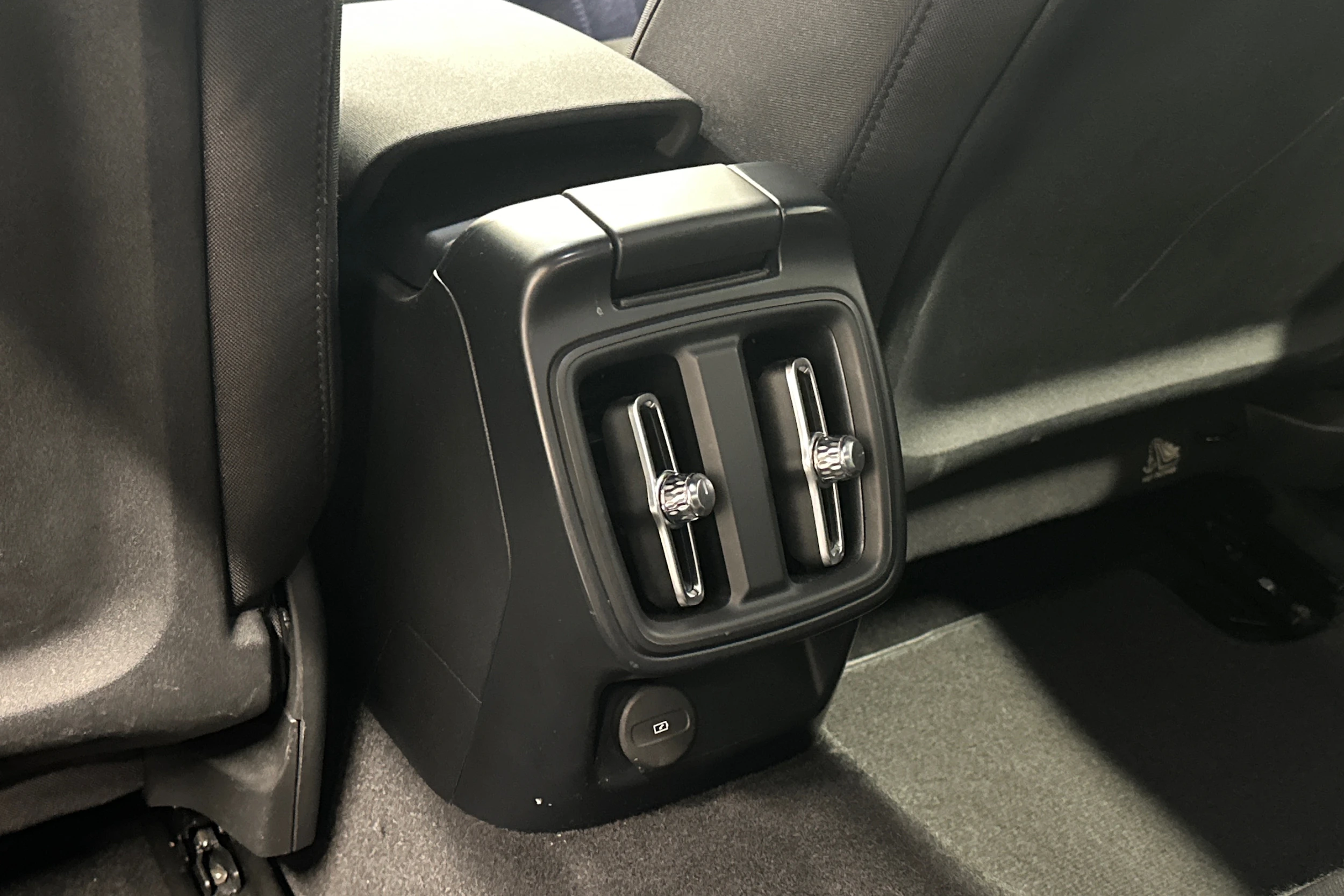 harmaa Polestar 2 2023 kuva 31.