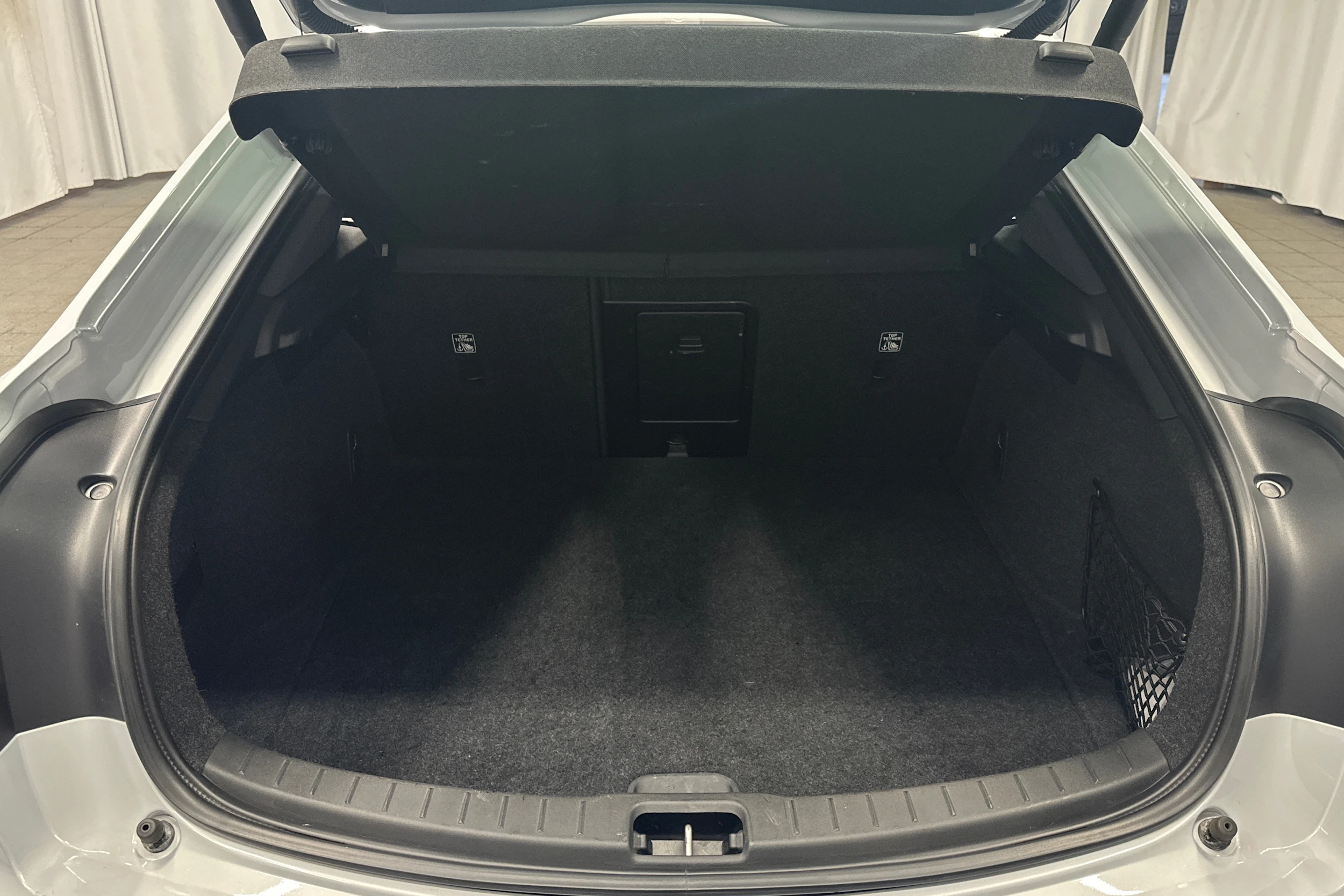 harmaa Polestar 2 2023 kuva 32.
