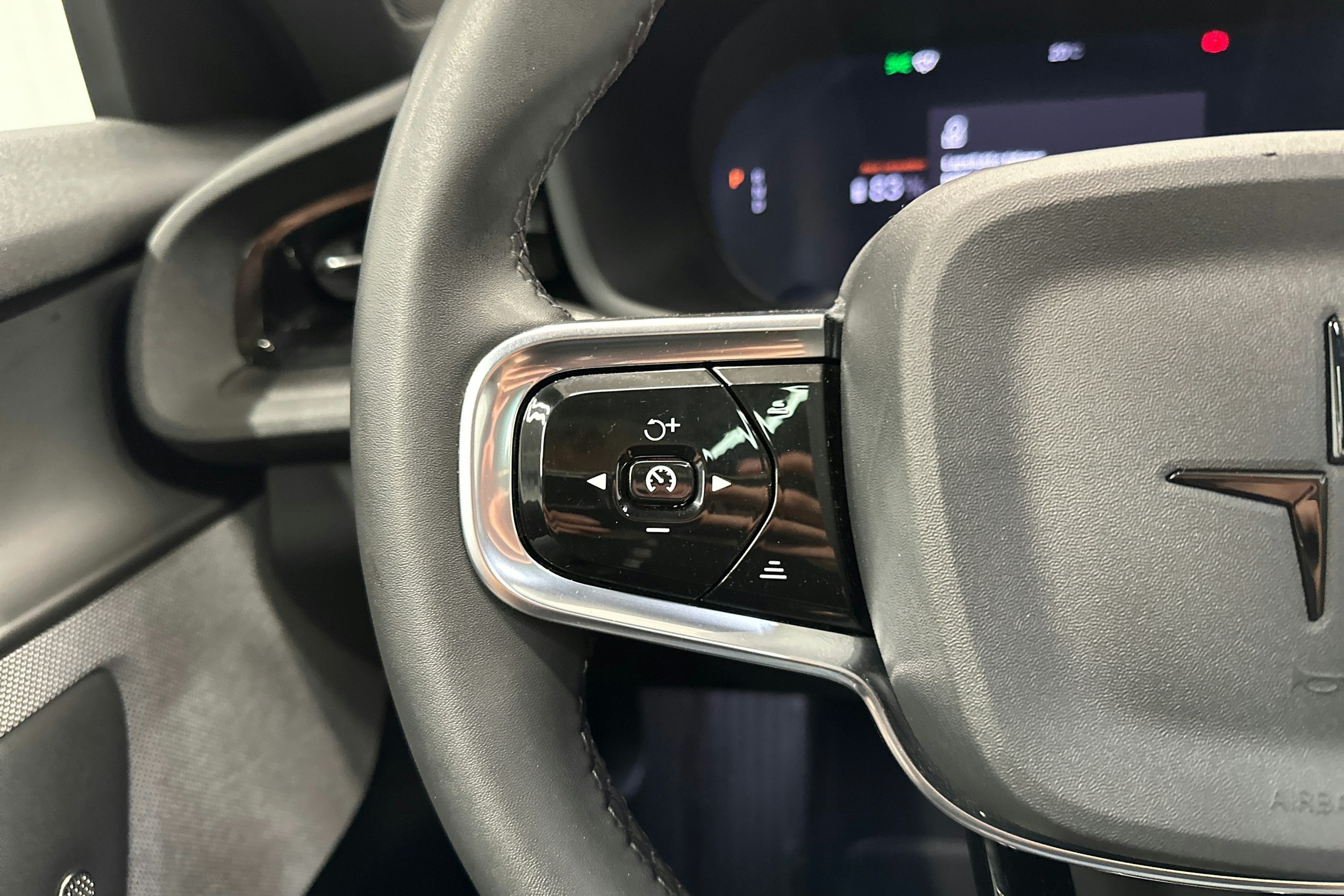 musta Polestar 2 2023 kuva 14.